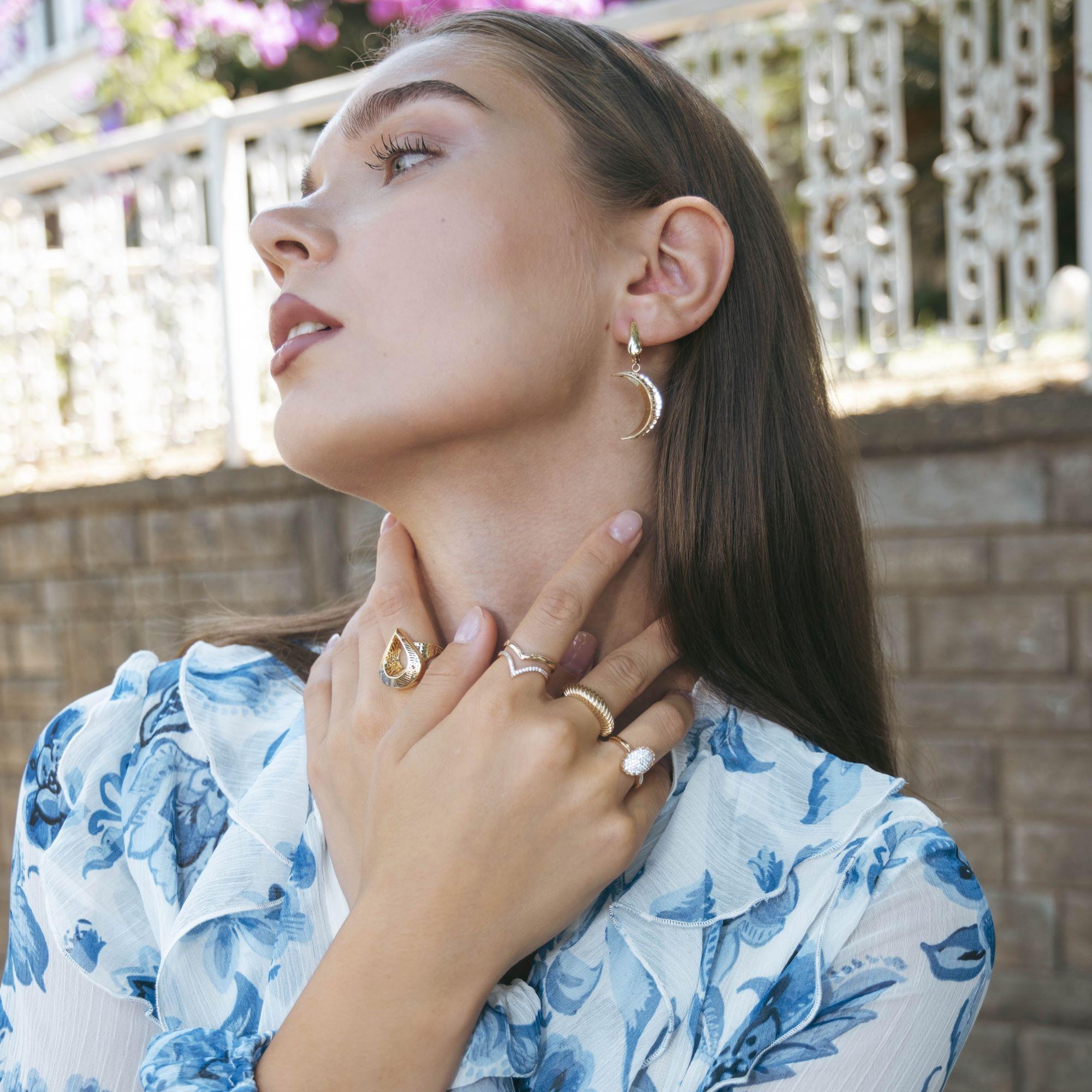 Boucles d'oreilles pendantes en forme de croissant de lune en or massif 14 carats, faites à la main en vente 7