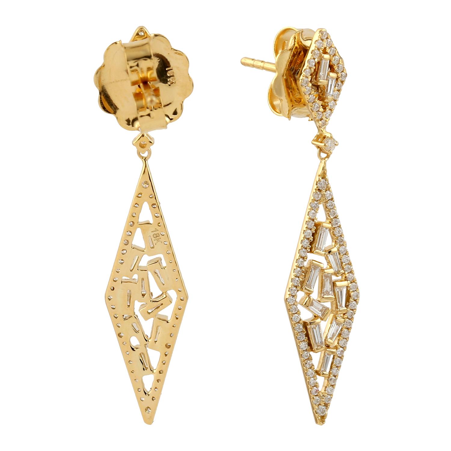 Art Deco Dangle Earring with Baguette Diamonds Made in 18k Yellow Gold For Sale