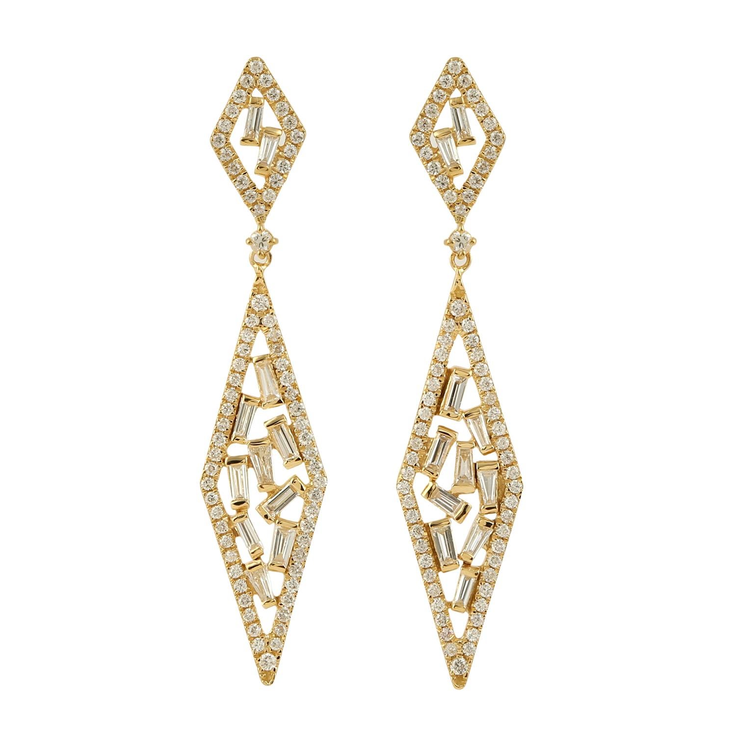 Dangle Earring with Baguette Diamonds Made in 18k Yellow Gold In New Condition For Sale In New York, NY