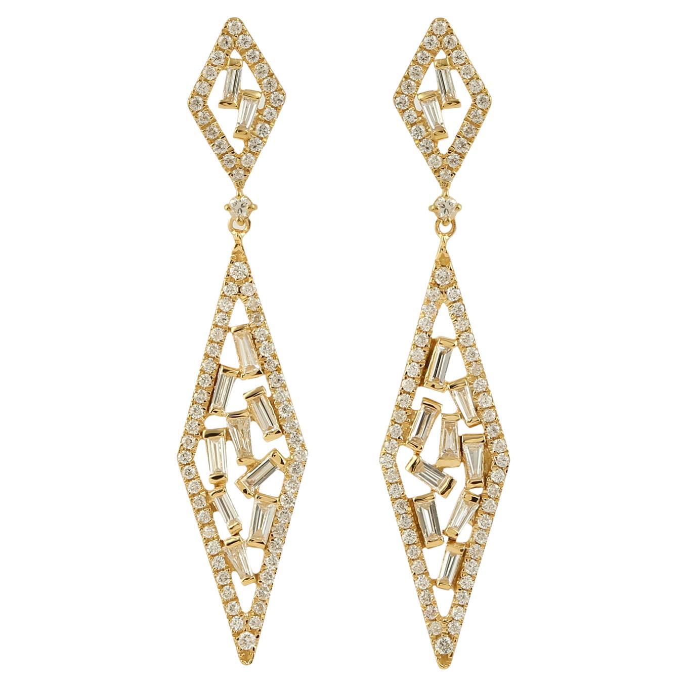 Dangle Earring with Baguette Diamonds Made in 18k Yellow Gold For Sale