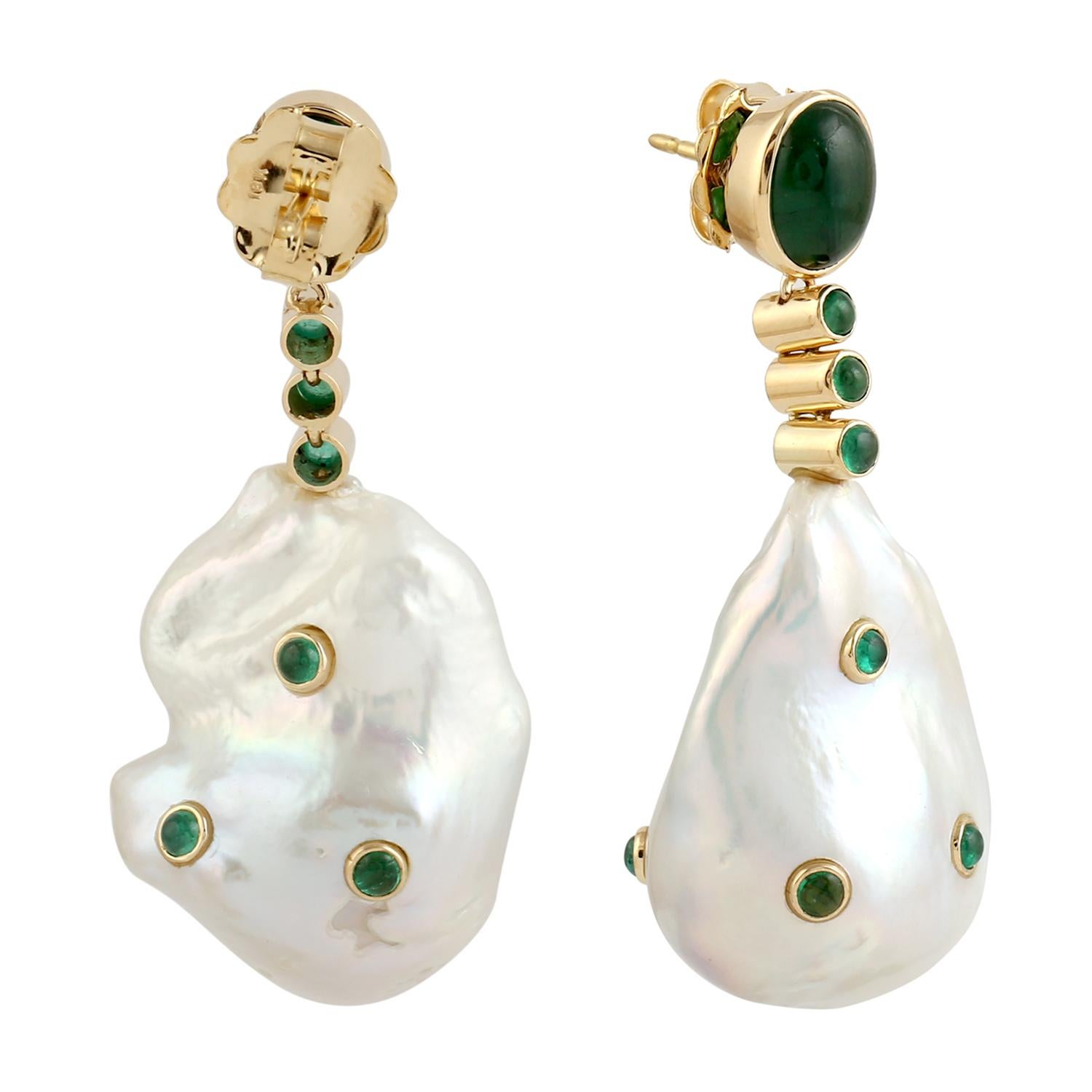 Dangle Earring with Baroque Pearl Embellished with Green Emerald in 18k Gold In New Condition For Sale In New York, NY