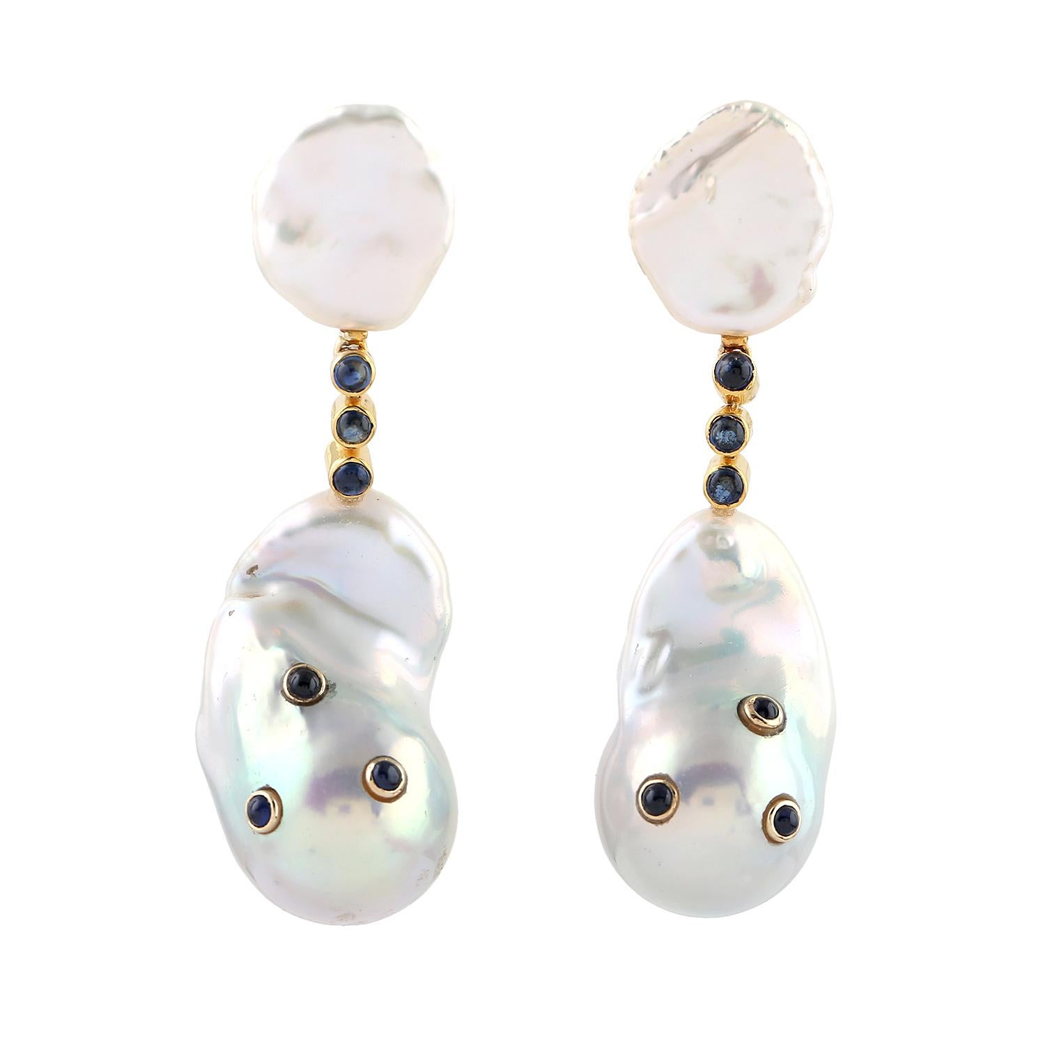 Dangle Earring with Baroque Pearl Embellished with Sapphire in 18k Gold In New Condition For Sale In New York, NY