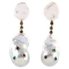 Pendants d'oreilles en or 18 carats avec perles baroques ornées de saphirs