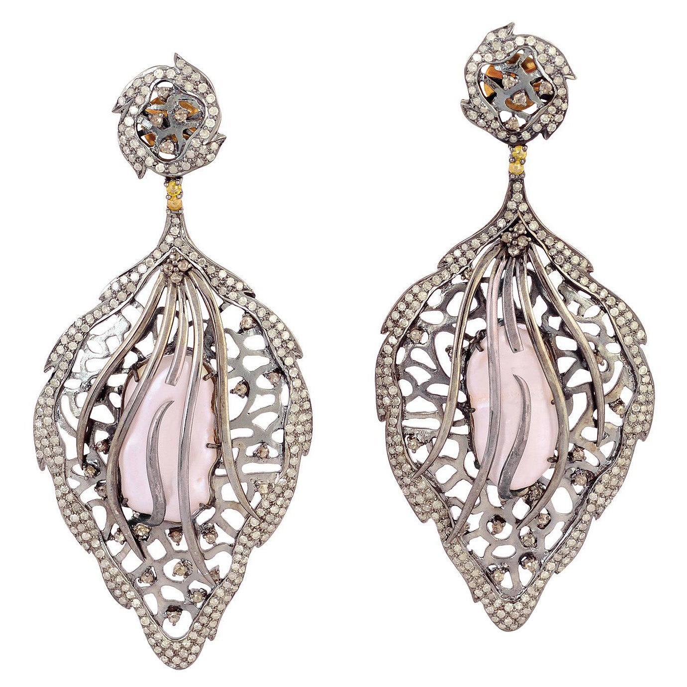 Boucles d'oreilles pendantes avec perle centrale en cage et diamants pavés en or et argent