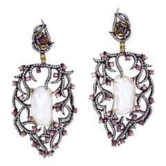 Boucles d'oreilles pendantes avec perle centrale, tourmaline rose et diamants pavés
