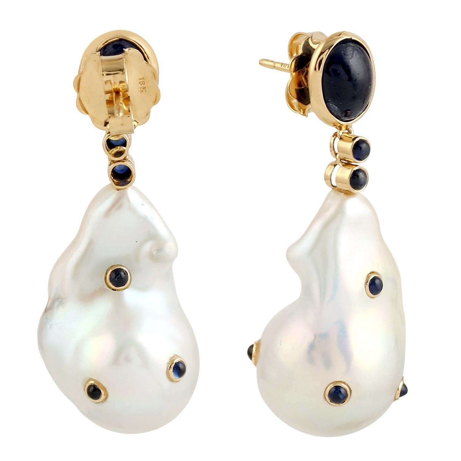 Art déco Boucles d'oreilles pendantes avec perles baroques  Agrémenté d'un saphir bleu en or 18 carats en vente