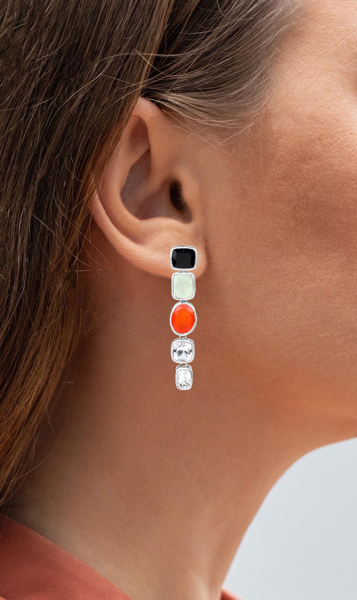 It comes with the Gemological Appraisal by GIA GG/AJP
All gemstones are natural
2 Black Onyx = 2.34 Carats
2 Prehnite = 2.34 Carats
2 Carnelian = 3.06 Carats
4 Crystal Quartz = 2.46 Carats
Metal: Rhodium Plated Sterling Silver
Dimensions: 42 x 9 mm