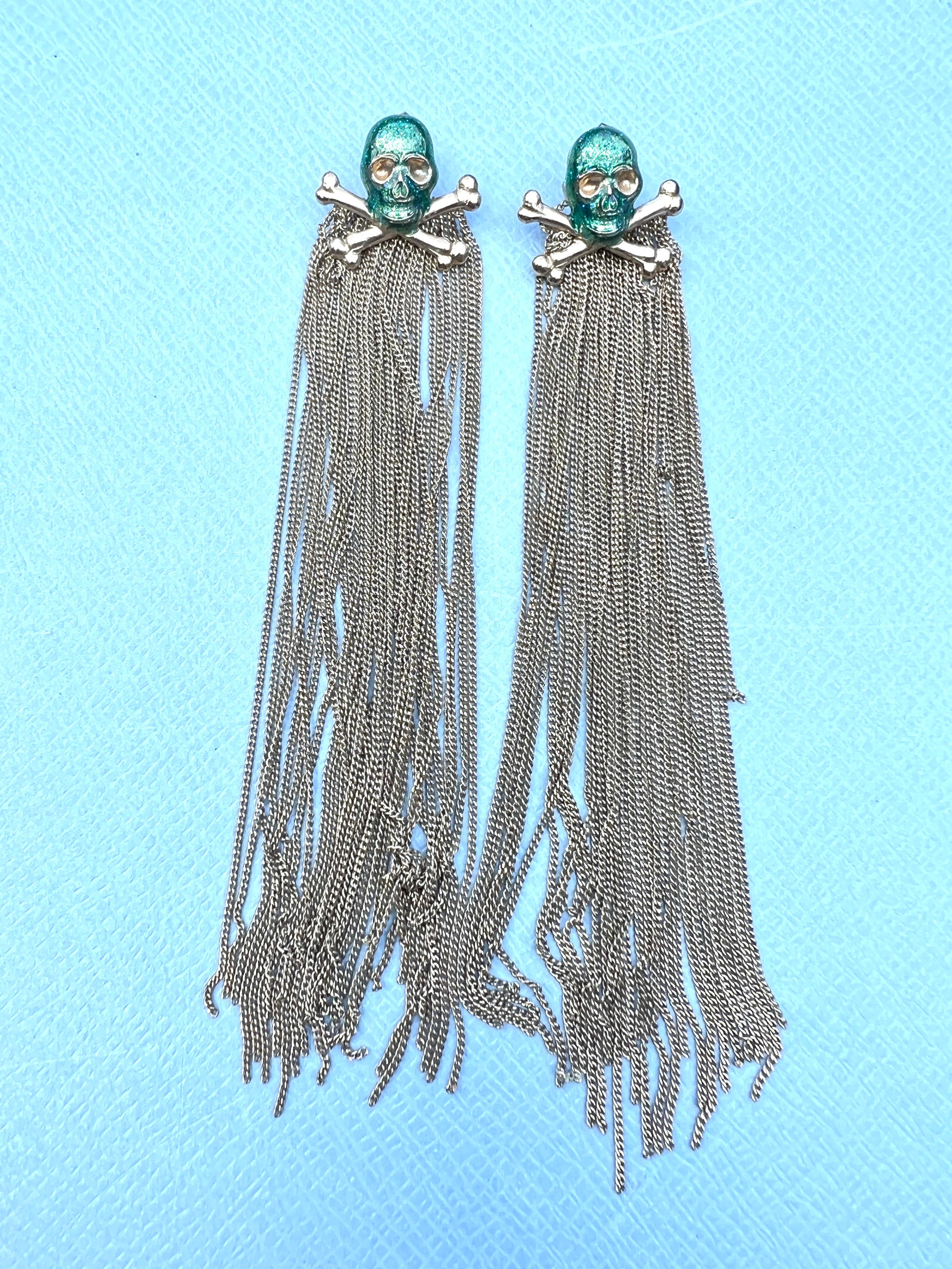 Boucles d'oreilles tête de mort Chaîne émail vert Dangle Neuf - En vente à Los Angeles, CA
