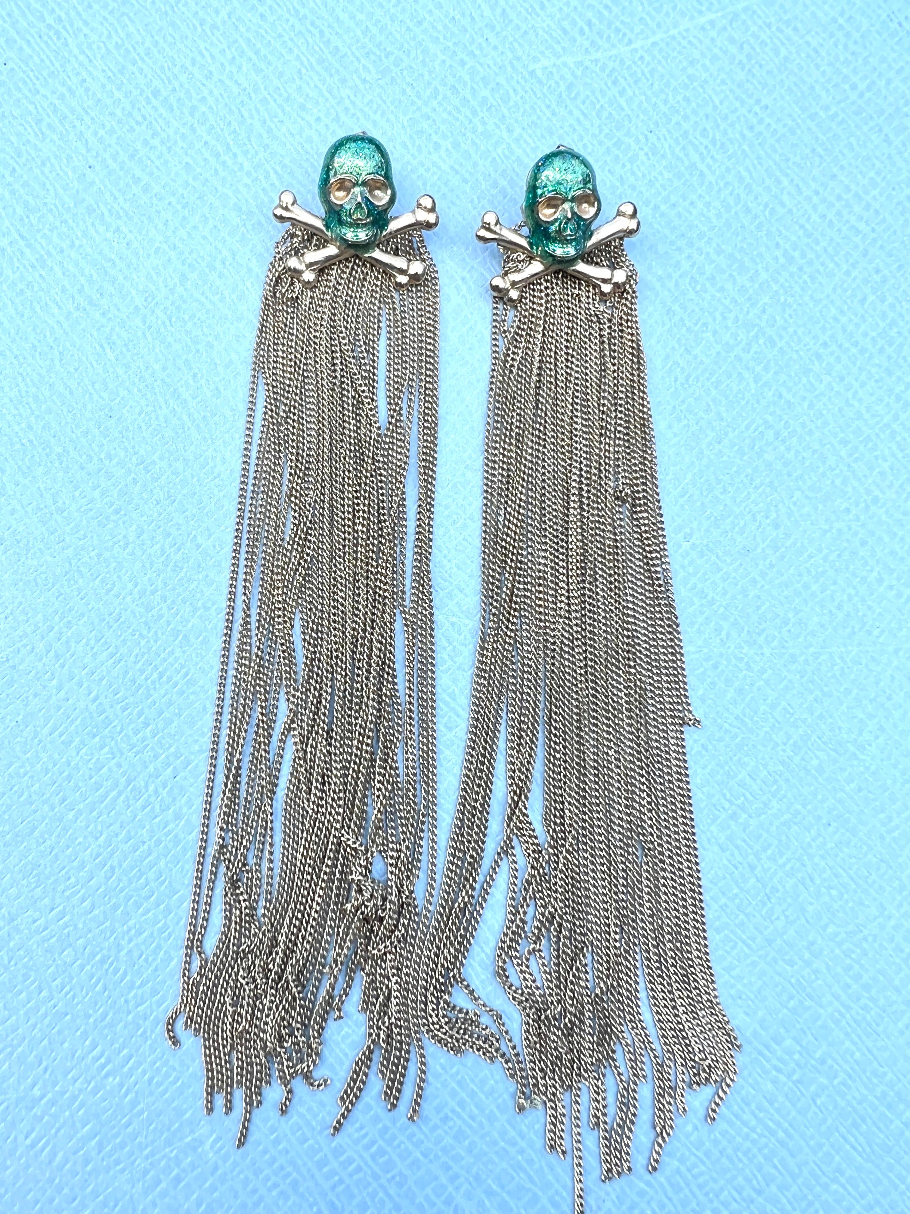 Boucles d'oreilles tête de mort Chaîne émail vert Dangle en vente 3