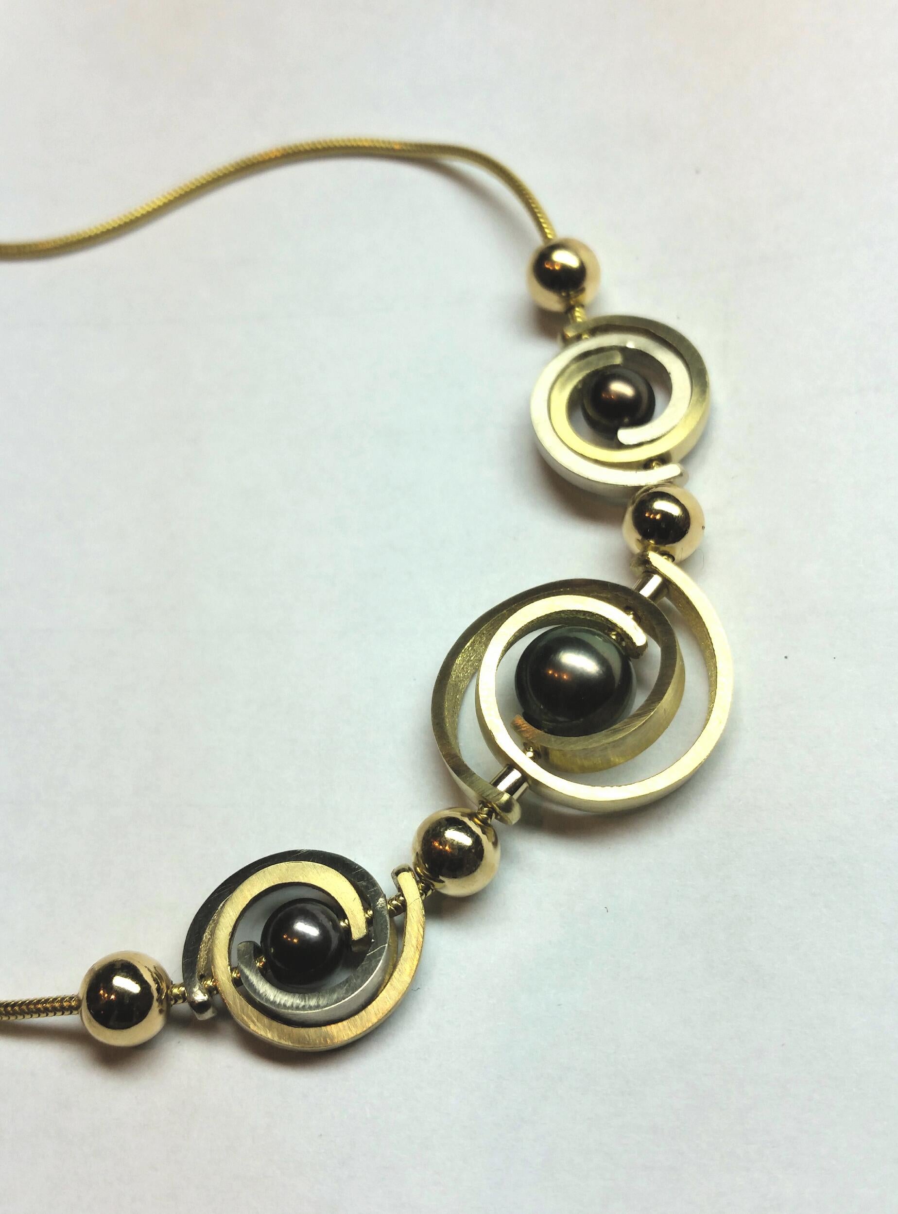 Contemporain Boucles d'oreilles pendantes en 14 carats avec perles rondes, noires et de Tahiti en vente