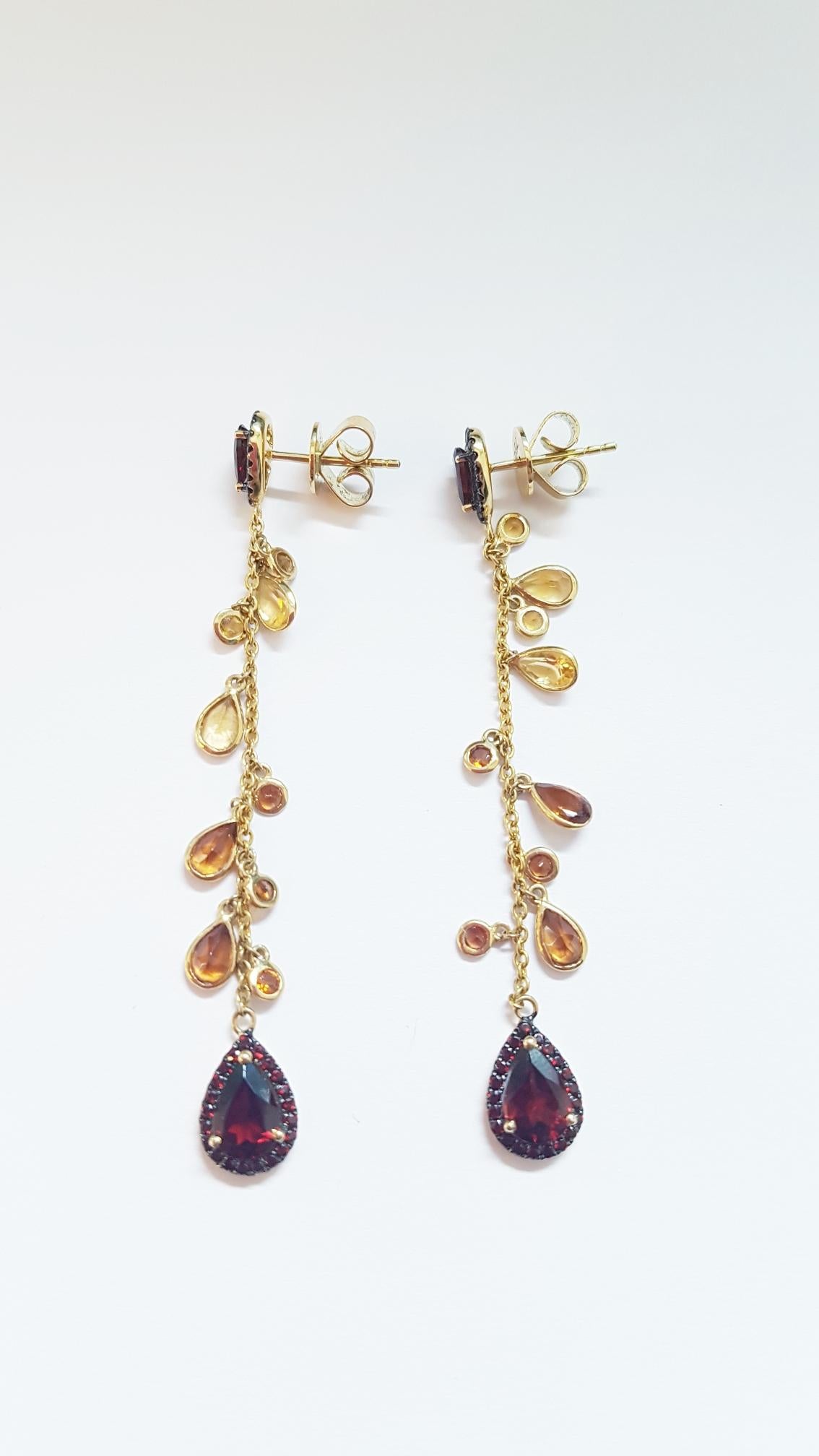 A really nice pair of earrings from our collection EVANUEVA.
It's made up of small cabouchons in red garnet, small drops in citrine and hessonite and 18kt yellow gold. Pierce and post system. 
Yellow Gold g. 4,16
Stones ct. 4,93