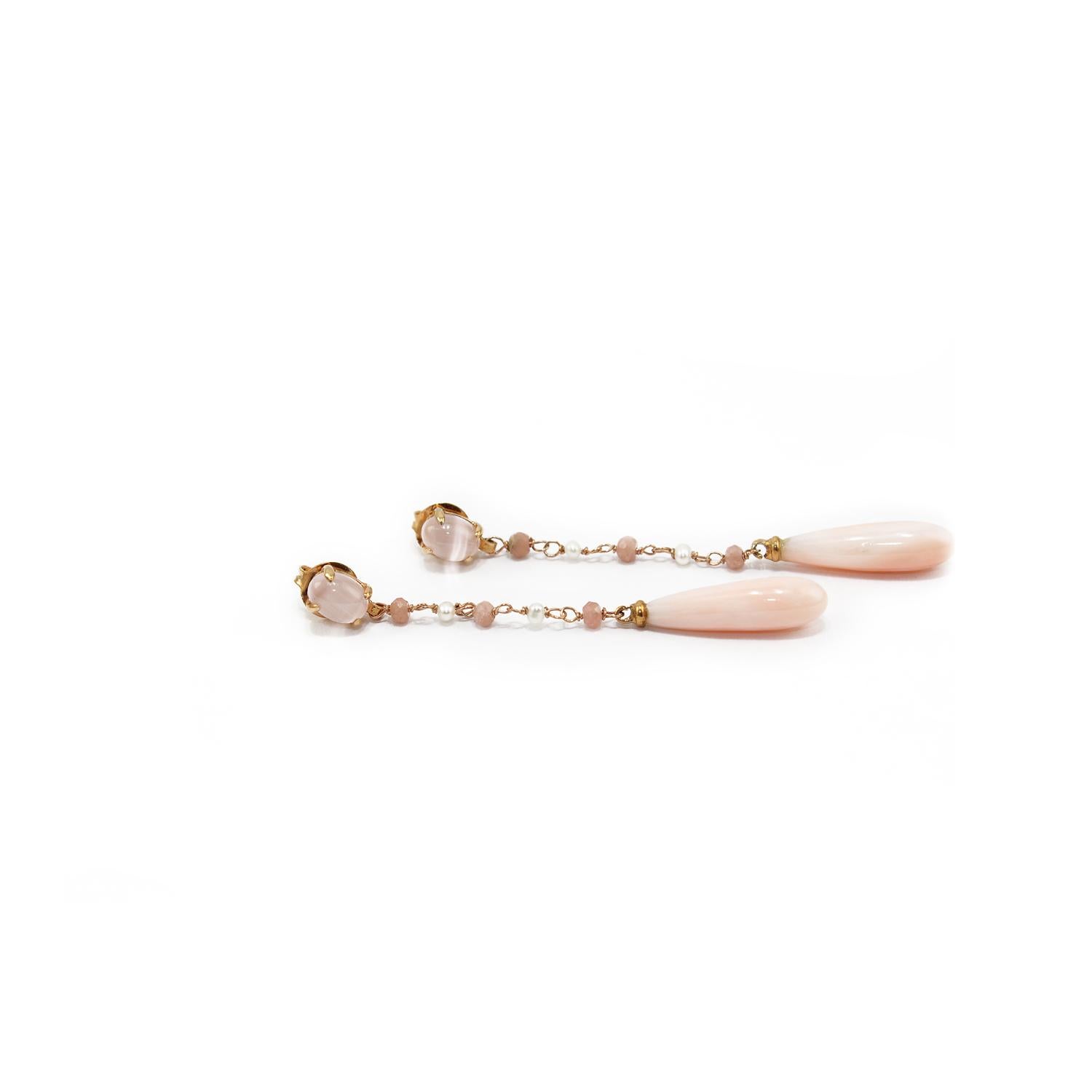 A really elegant pair of earrings from our collection EVANUEVA.
It's made up of small cabouchons in pink quartz, pendols in pink coral, small beads in rhodocrosite, small pearls and 18kt pink gold. Pierce and post system. 
Gold g. 2.2
