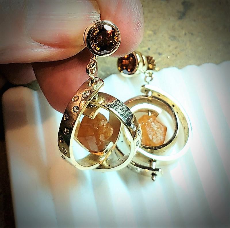 De las mujeres Pendientes Colgantes de Oro con Aguamarinas en Bruto y Diamantes Engastados en venta