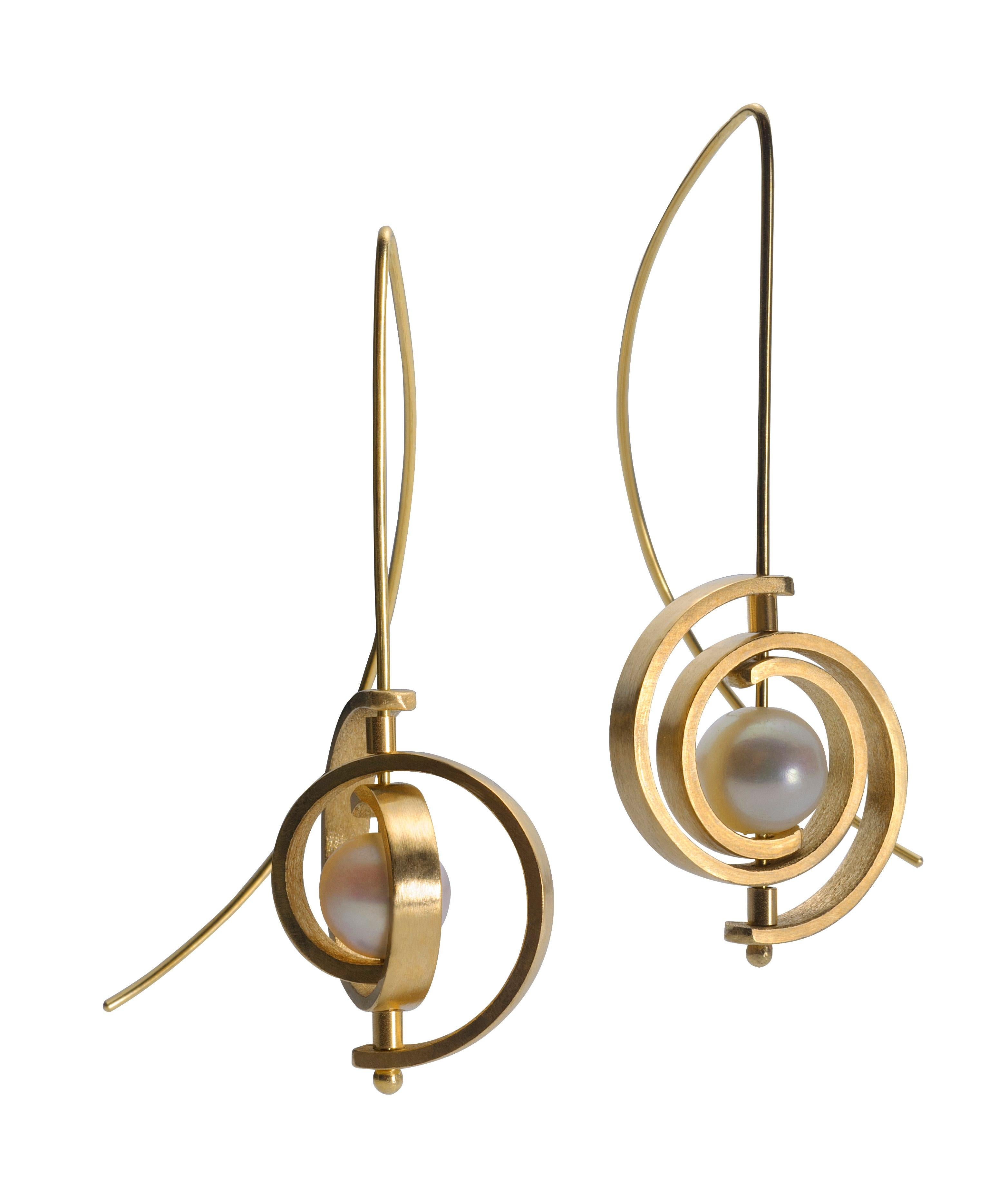 Taille ronde Boucles d'oreilles pendantes en argent sterling, fil d'oreille en or 14 carats avec perles Akoya en vente