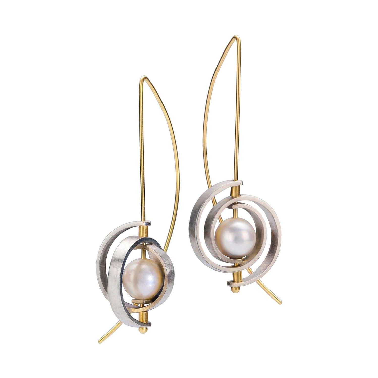 Boucles d'oreilles pendantes en argent sterling, fil d'oreille en or 14 carats avec perles Akoya en vente