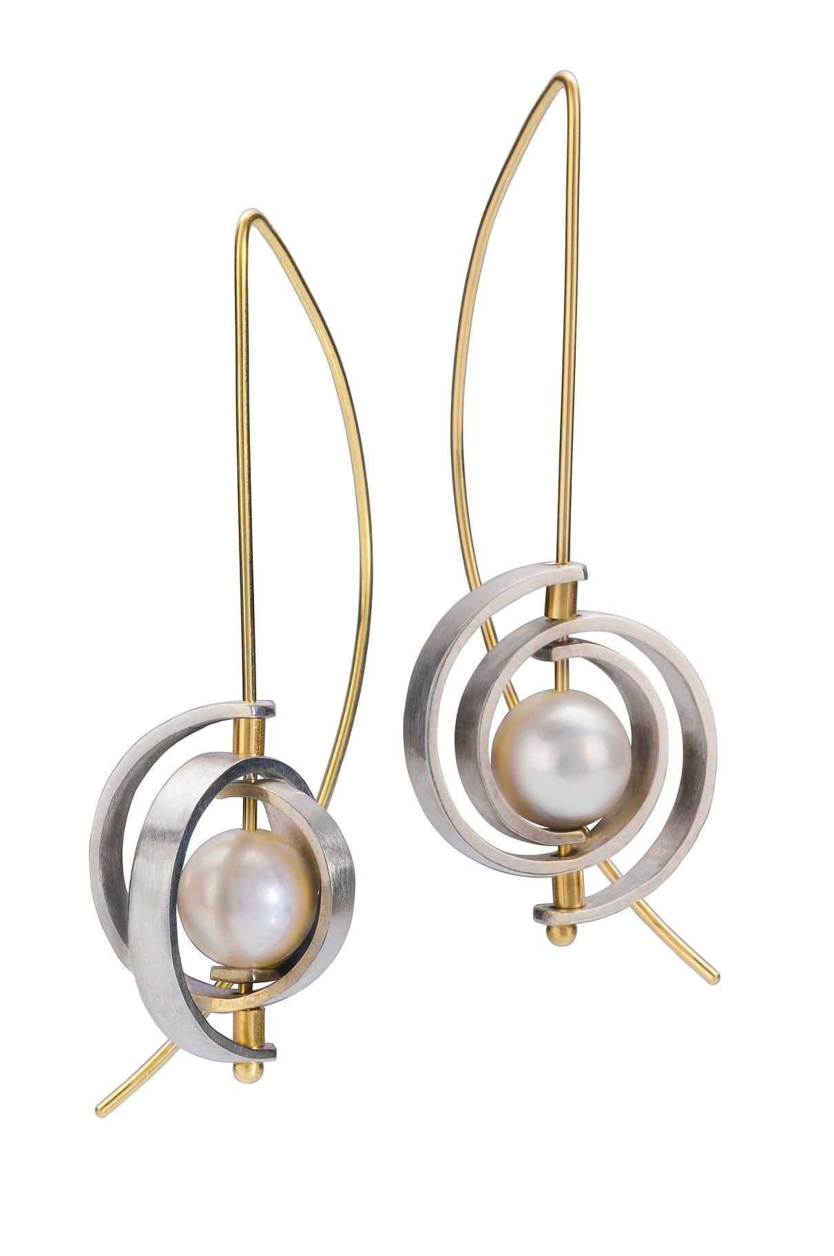 Ces boucles d'oreilles en perles sont un classique moderne. Il s'agit de boucles d'oreilles pendantes en spirale de taille moyenne de la collection Orbit, composées de spirales en argent sterling, d'un fil d'oreille de calibre 20 et d'une perle