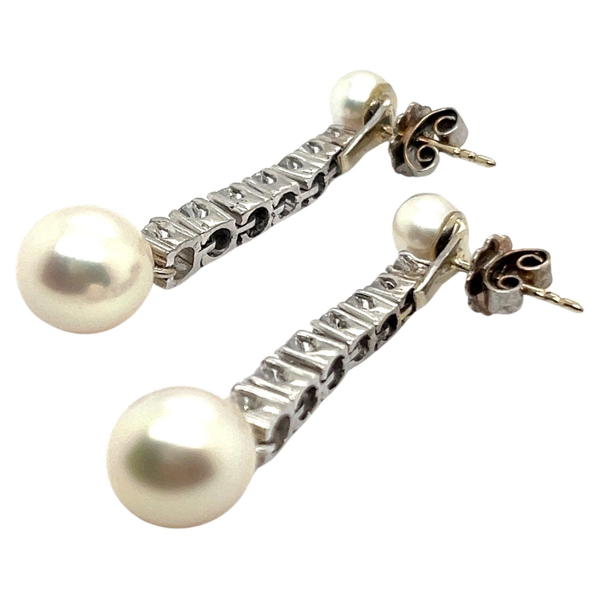 Dangle Earrings with Akoya Pearls and Diamonds in 18 Karat White Gold In Good Condition For Sale In Lucerne, CH