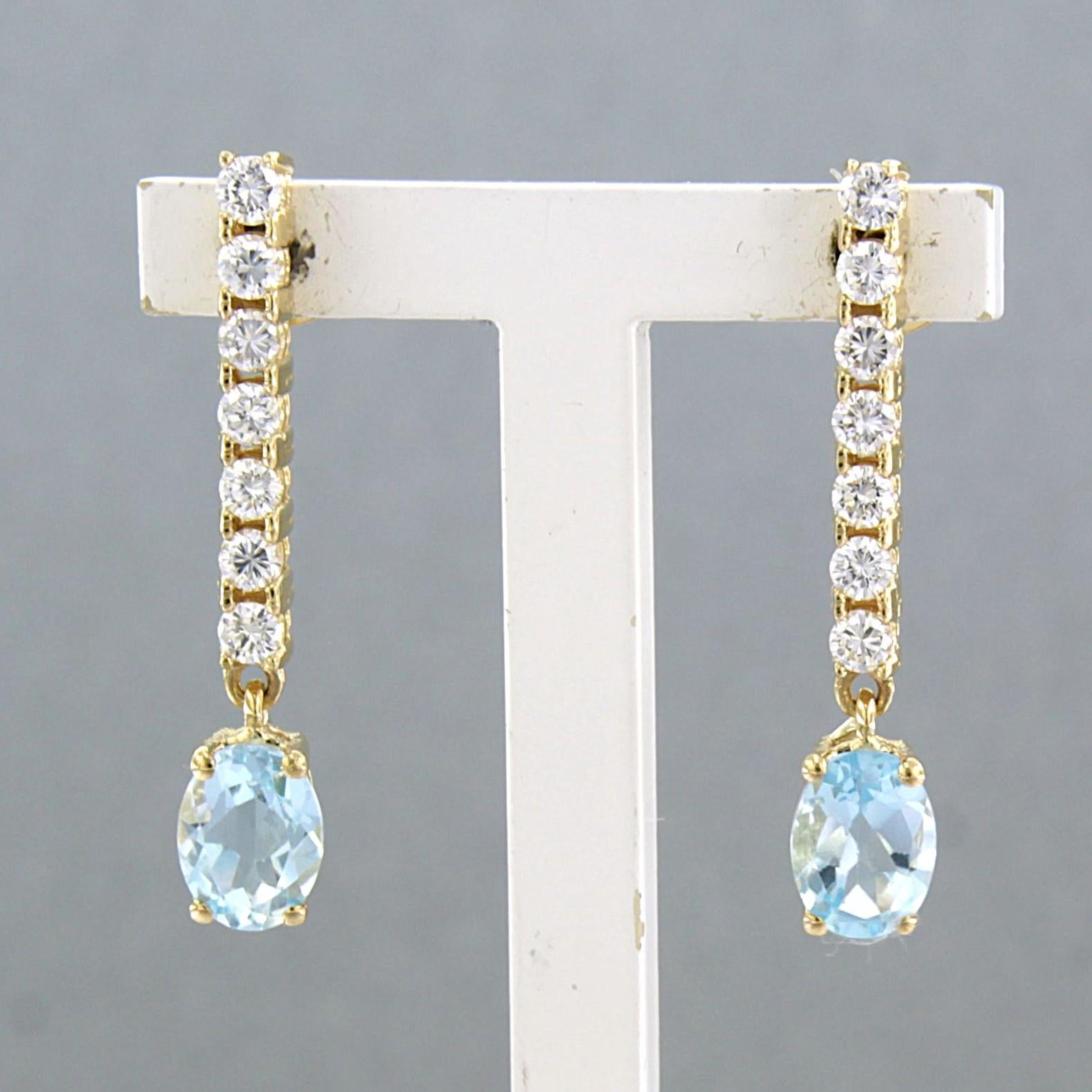 Boucles d'oreilles en or jaune 18k serties de topaze et de diamants taille brillant jusqu'à environ 0,58 ct - F/G - VS/SI

description détaillée :

la taille de la boucle d'oreille est de 2,7 cm de haut et de 5,0 mm de large

Poids total 3,7