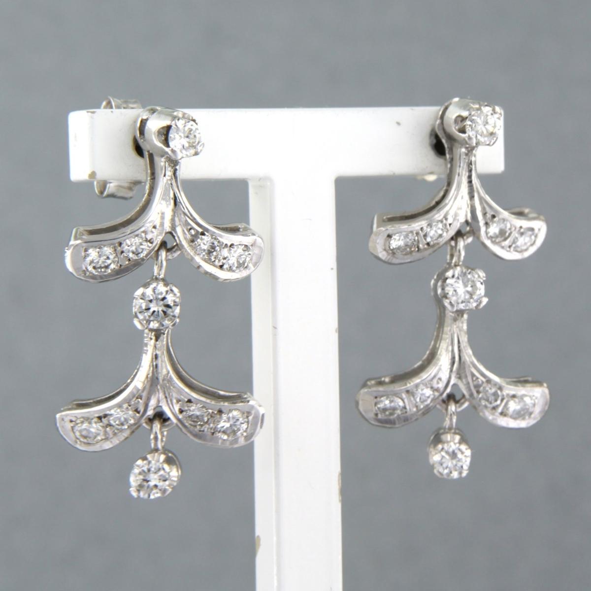 18k white gold earrings set with brilliant cut diamonds up to 1.00ct - F/G - VS/SI

detailed description:

The size of the earrings is 2.6 cm long by 1.3 cm wide

weight 6.3 grams

Set with

- 22 x 1.9 mm - 2.7 mm brilliant cut diamonds totaling