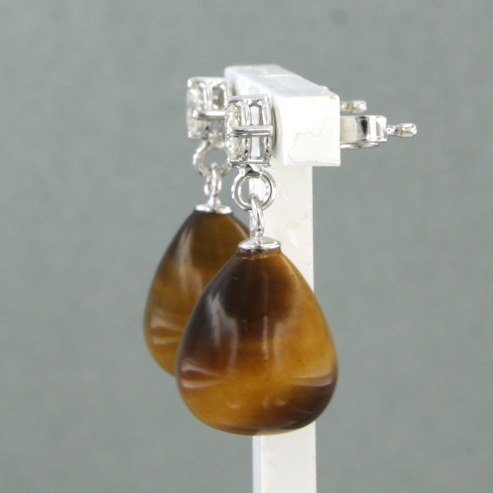 Ohrringe aus 18 Karat Weißgold, besetzt mit Cat's Eye und Diamanten im Brillantschliff (bis zu 0,40ct) - F/G - VS/SI

Ausführliche Beschreibung:

Die Größe der Ohrringe ist 2,2 cm lang und 1,1 cm breit.

Gesamtgewicht 6,0 Gramm

gesetzt mit

- 2 x