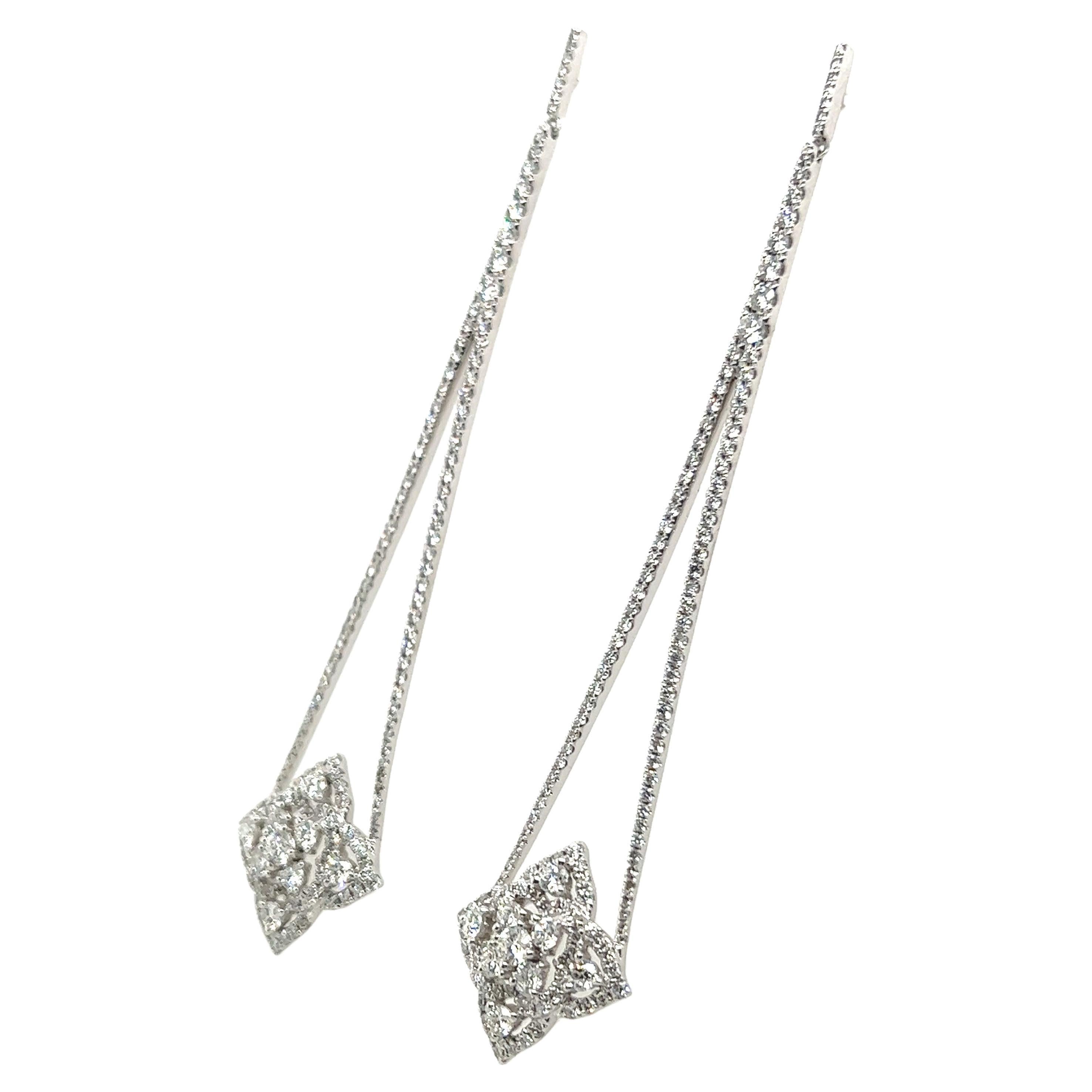 Brilliant Cut Dangle Earrings with Diamonds in 18 Karat White Gold  For Sale