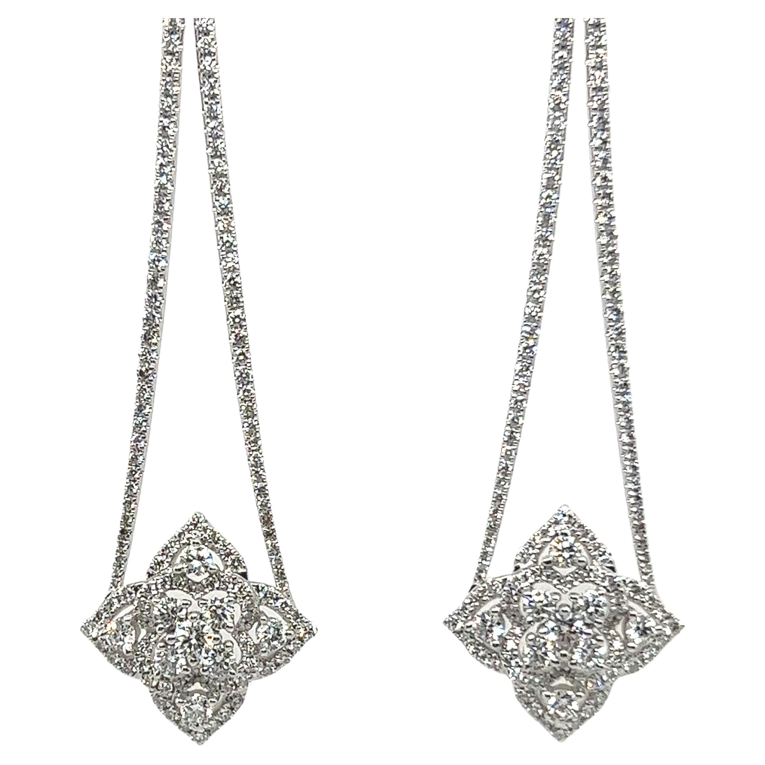 Boucles d'oreilles pendantes avec diamants en or blanc 18 carats 