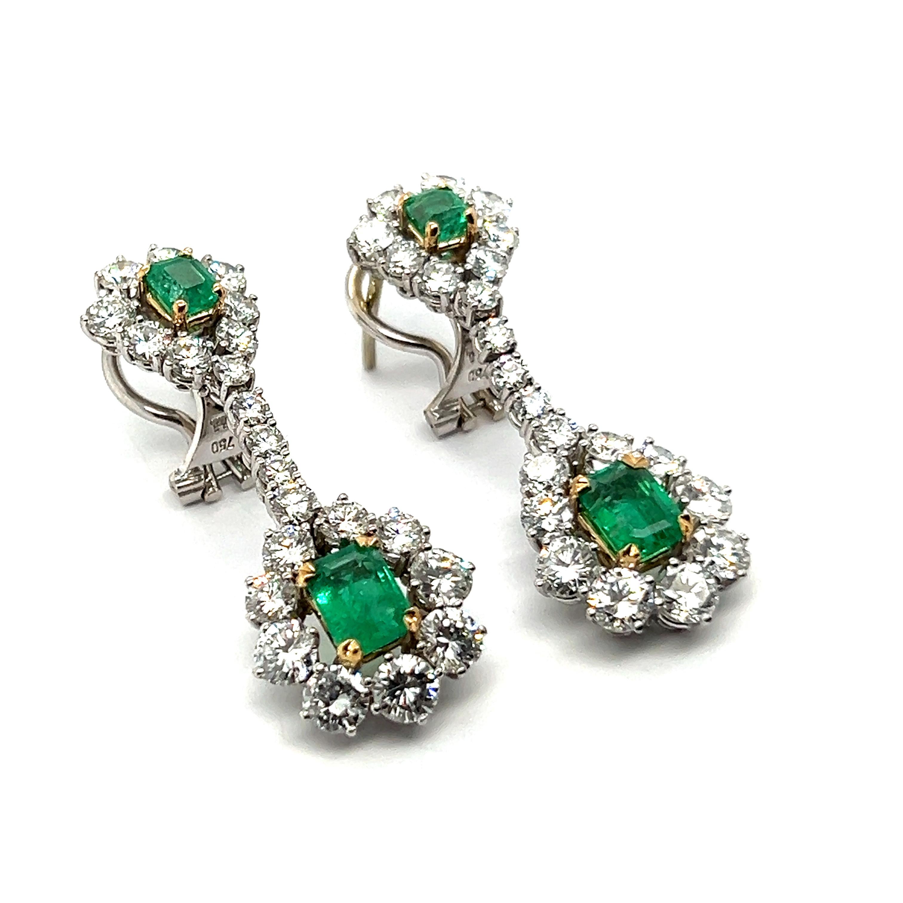 Modern Dangle Earrings with Emeralds & Diamonds in  18 Karat White Gold For Sale
