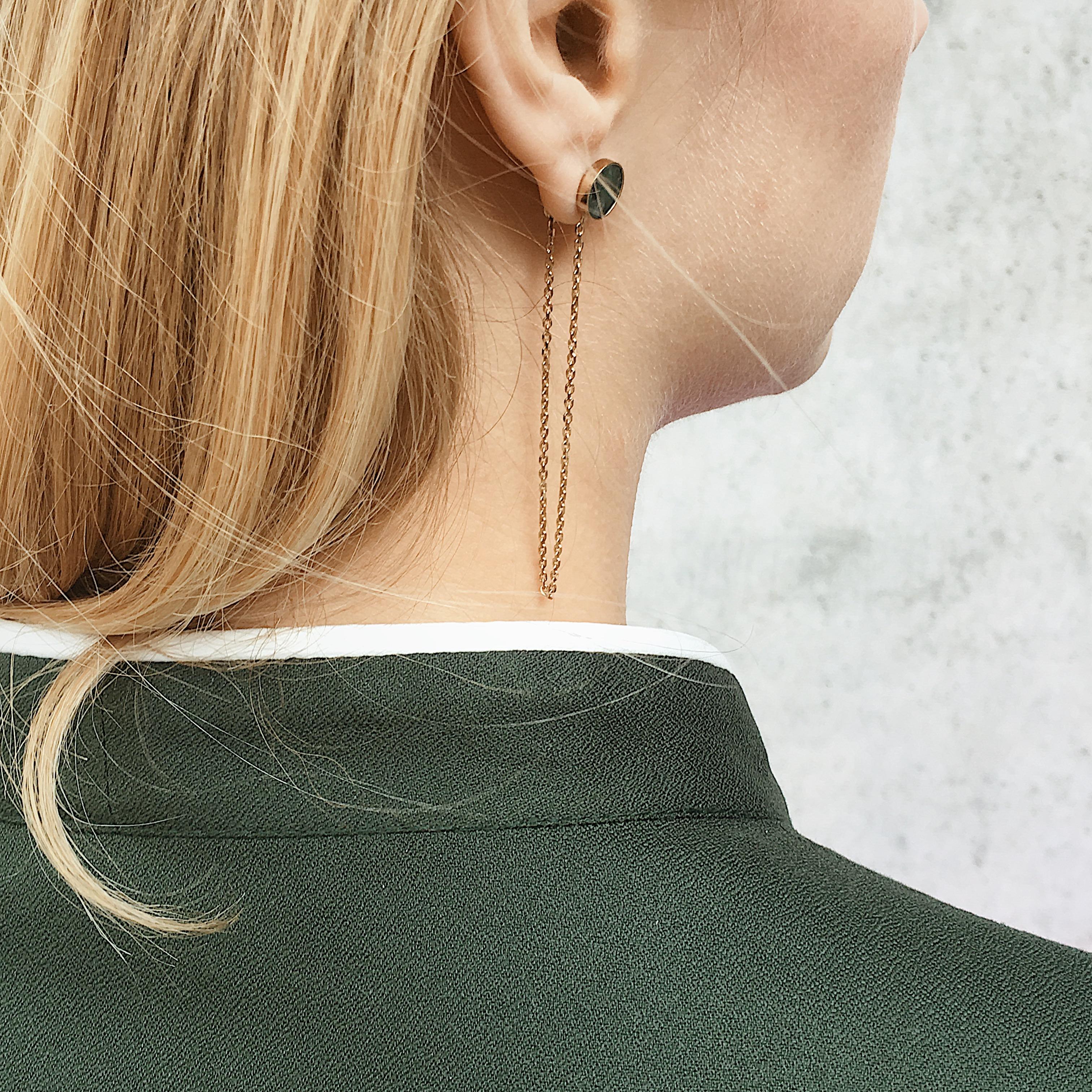 Nos boucles d'oreilles pendantes avec de belles pierres vertes et des chaînes minimalistes sont parfaites pour compléter un grand nombre de vos looks. Vous pouvez les porter avec des tenues décontractées ou des robes élégantes pour les dîners entre