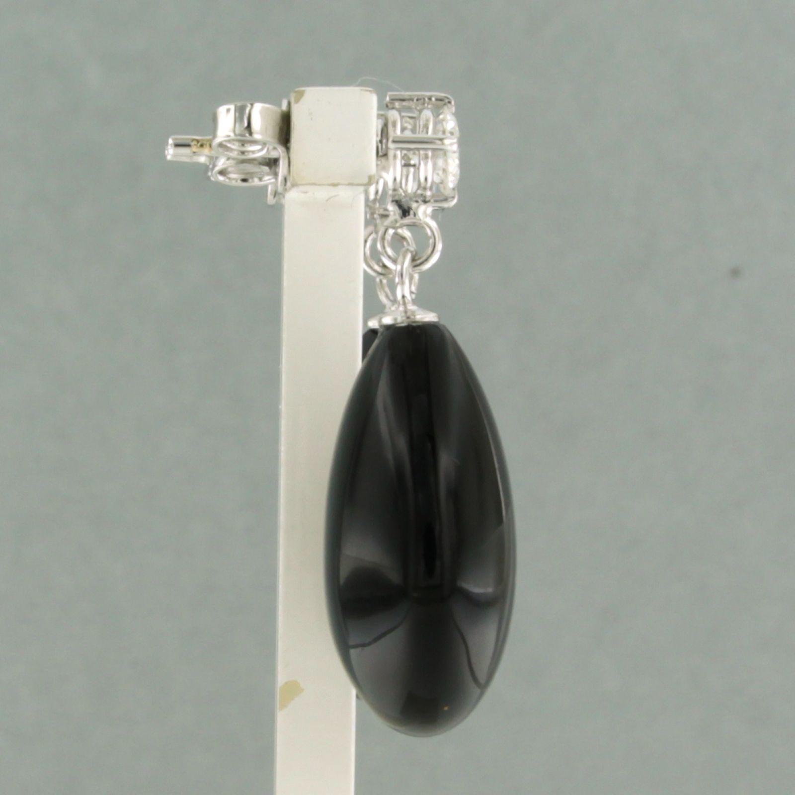 18k white gold earrings set with onyx and brilliant cut diamonds. 0.56ct - F/G - VS/SI

detailed description:

the size of the earring is 3.0 cm high and 1.5 cm wide

Total weight 8.9 grams

occupied with

- 2 x 2.0 cm x 1.5 cm drop shape cut