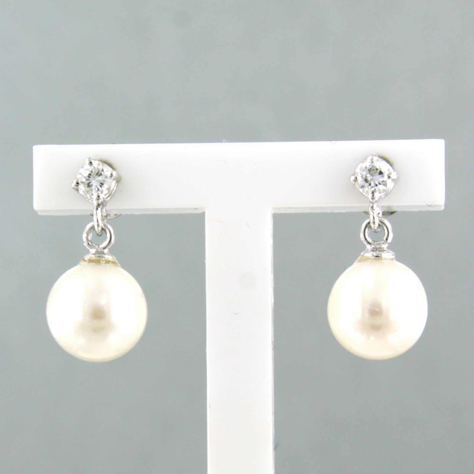 18k white gold earrings set with pearl and brilliant cut diamond up to 0.12ct - F/G – VS/SI

Detailed description:

the size of the earring is 1.5 cm long by 7.3 mm wide

Total weight 2.4 grams

set with

- 2 x 7.3 mm freshwater pearl

color: