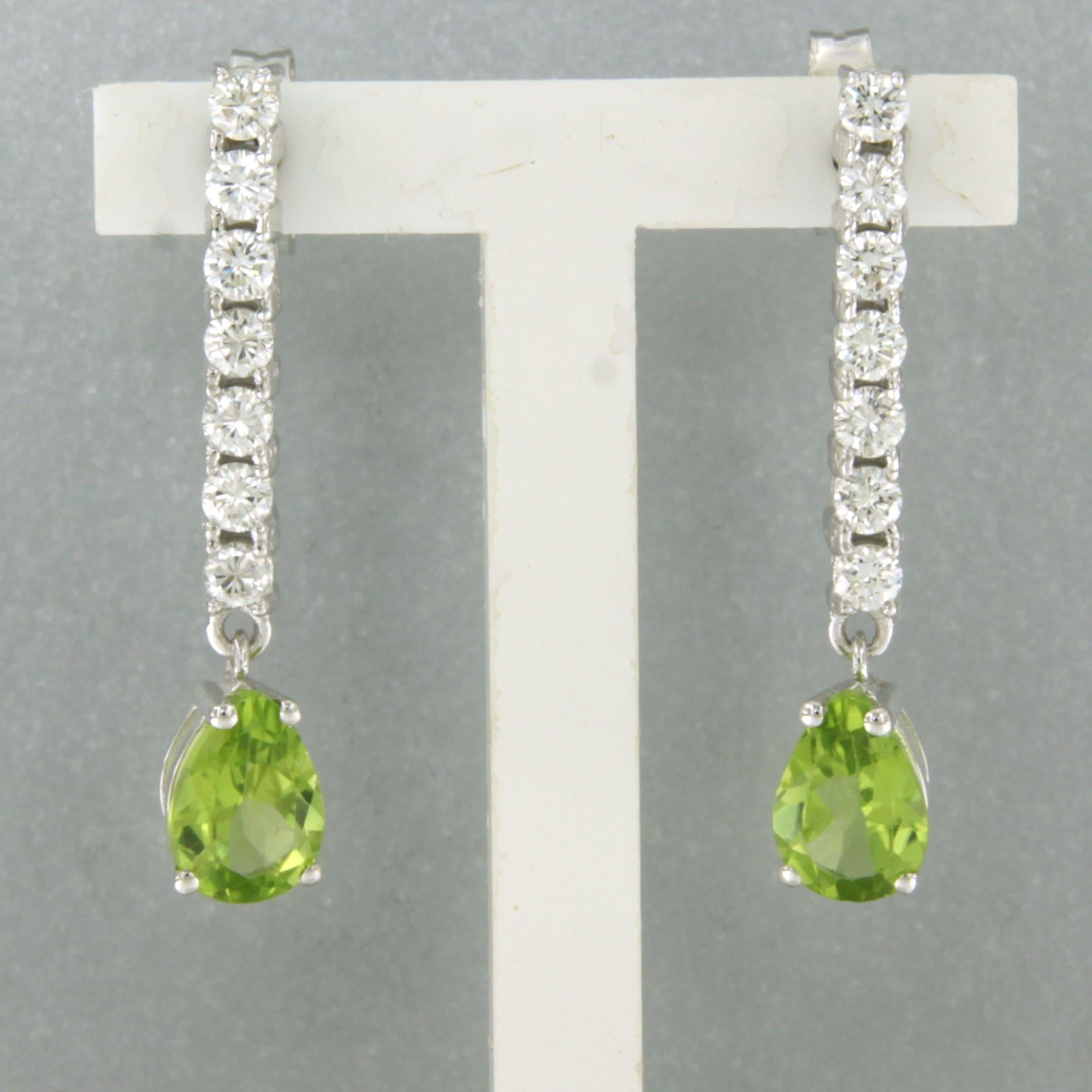 Ohrringe aus 18 Karat Weißgold mit einem Peridot von bis zu 1,64 Karat und einem Diamanten im Brillantschliff von bis zu 0,66 Karat - F/G - VS/SI

Ausführliche Beschreibung:

Die Ohrringe sind 2,7 cm lang und 5,2 mm breit.

Gesamtgewicht: 3,2