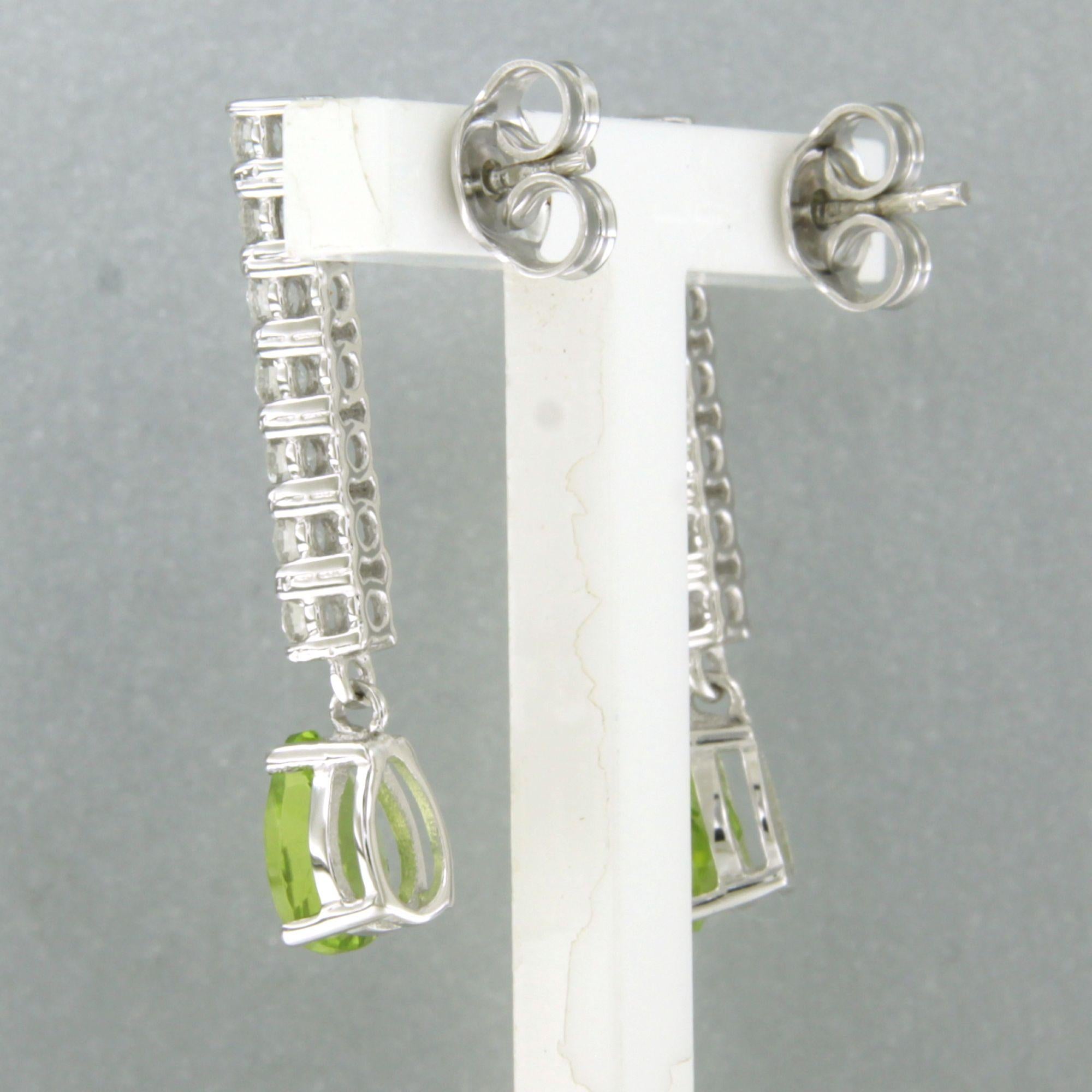 Ohrringe mit Peridot und Diamanten im Brillantschliff bis zu 0,66 Karat aus 18 Karat Gold (Moderne) im Angebot