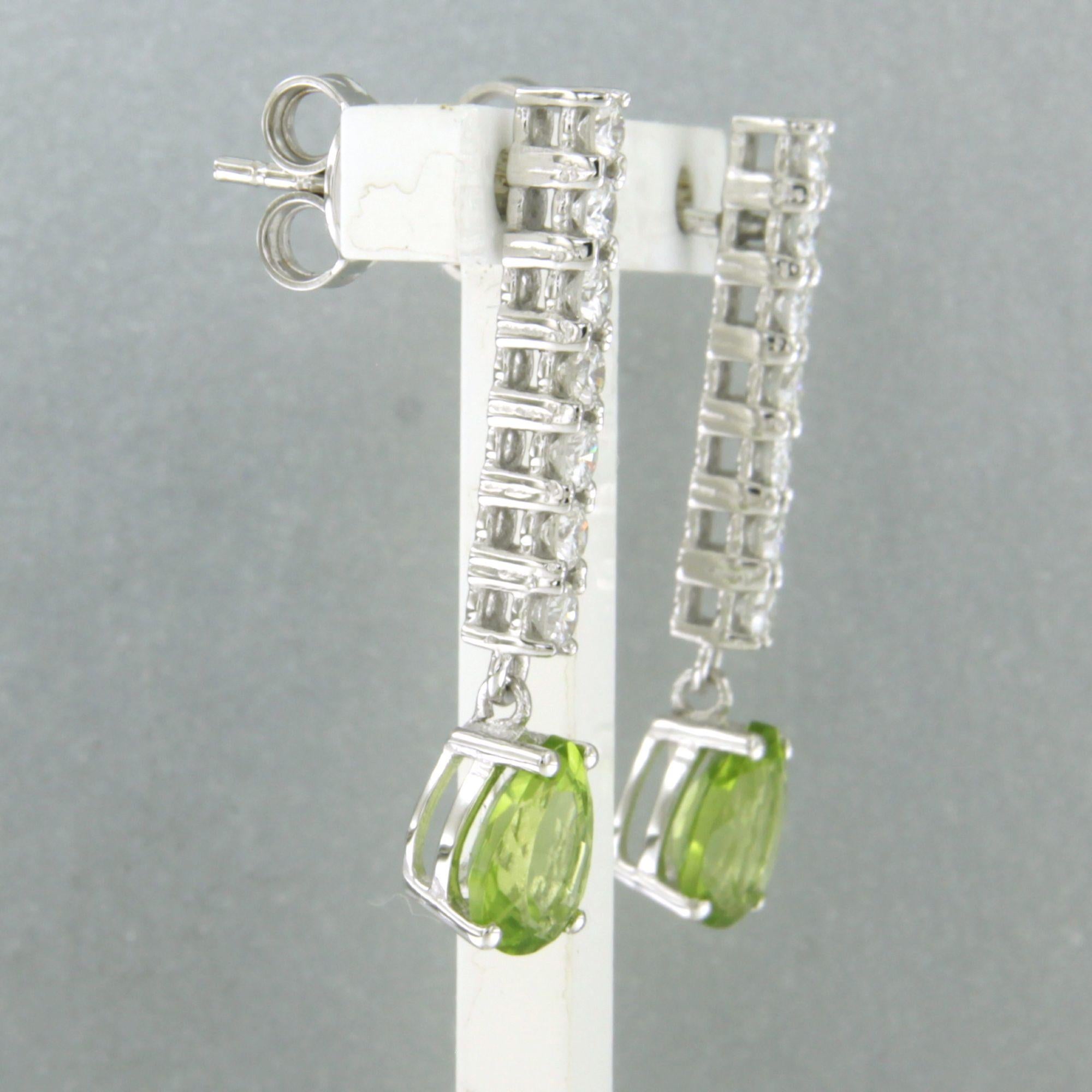 Ohrringe mit Peridot und Diamanten im Brillantschliff bis zu 0,66 Karat aus 18 Karat Gold Damen im Angebot