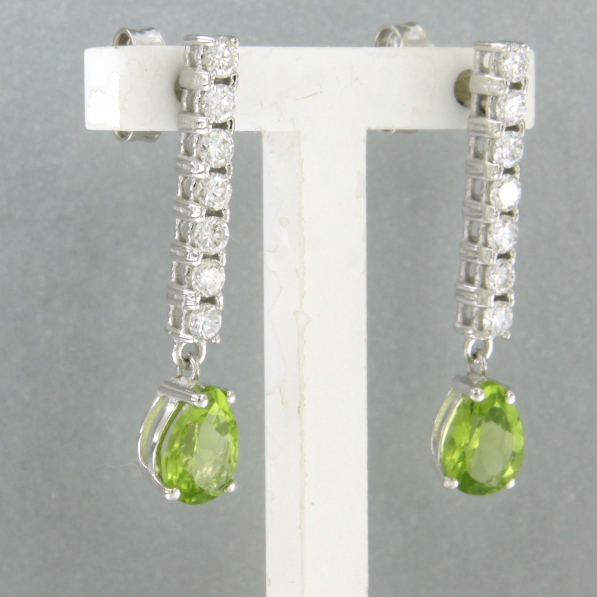 Ohrringe mit Peridot und Diamanten im Brillantschliff bis zu 0,66 Karat aus 18 Karat Gold im Angebot 1