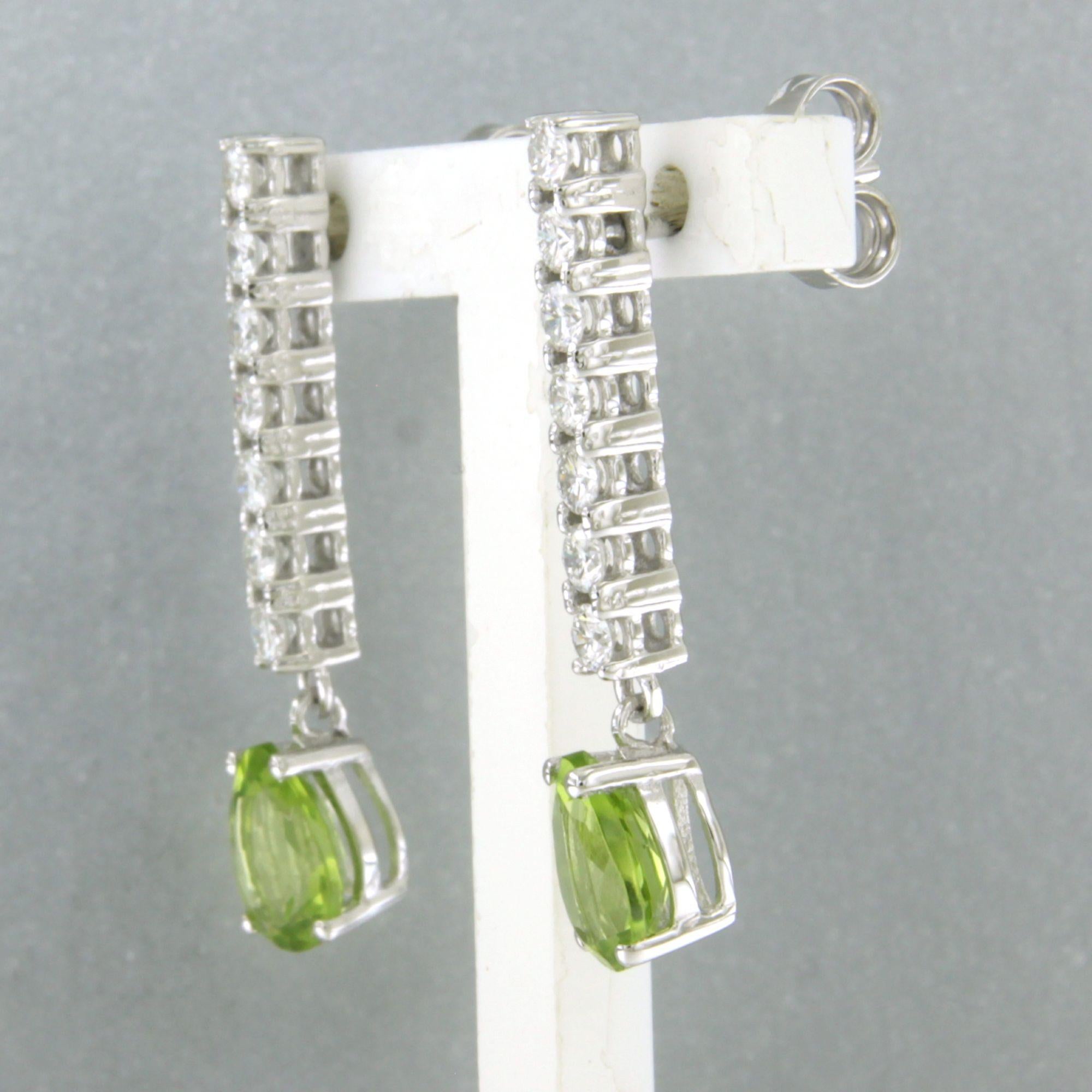 Ohrringe mit Peridot und Diamanten im Brillantschliff bis zu 0,66 Karat aus 18 Karat Gold im Angebot 2