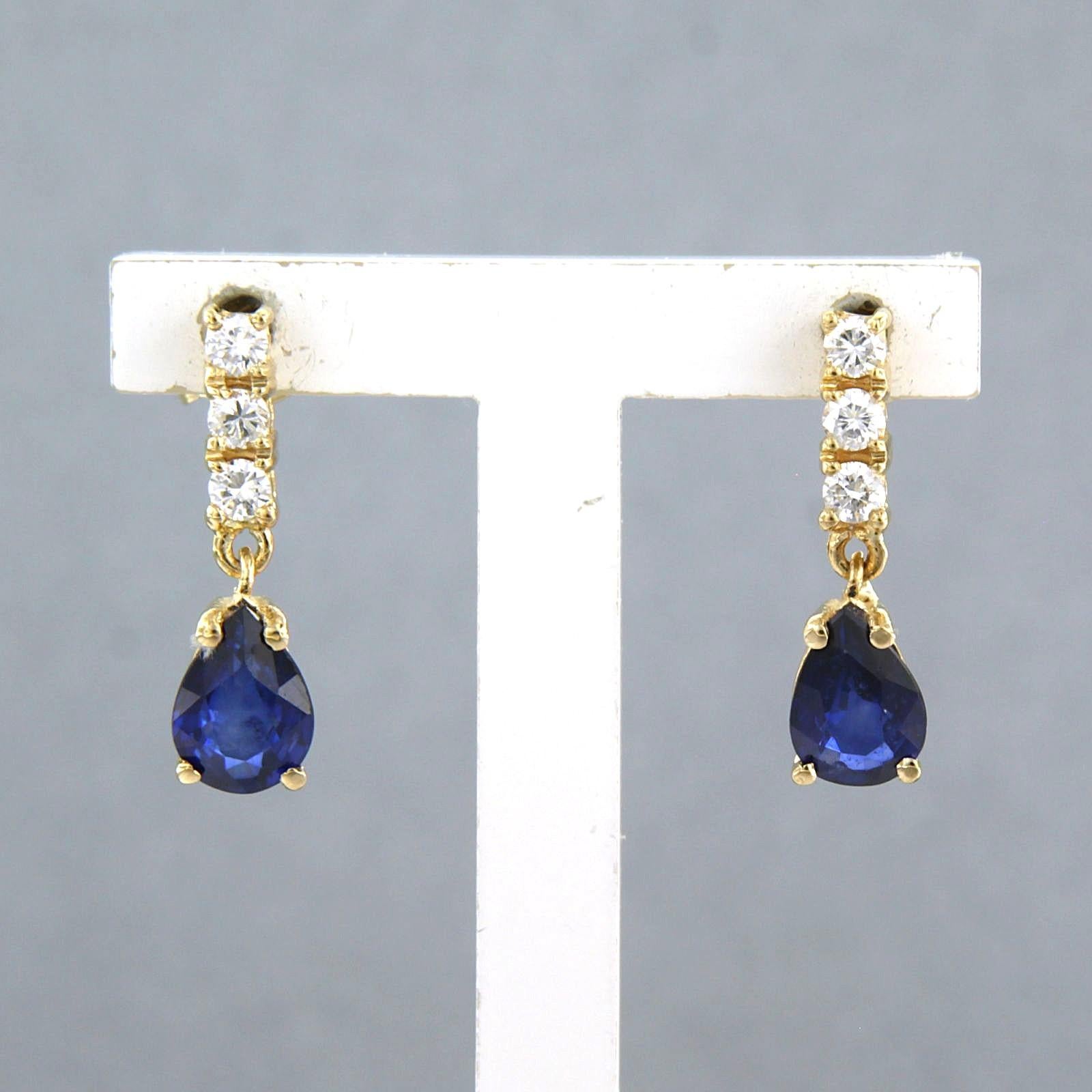 Boucles d'oreilles en or jaune 18k serties de saphirs jusqu'à 1,26 ct et de diamants taille brillant jusqu'à 0,24 ct - F/G - VS/SI

Description détaillée :

Les boucles d'oreilles mesurent 1,7 cm de long et 4,8 mm de large.

Poids : 2,3 grammes

Set