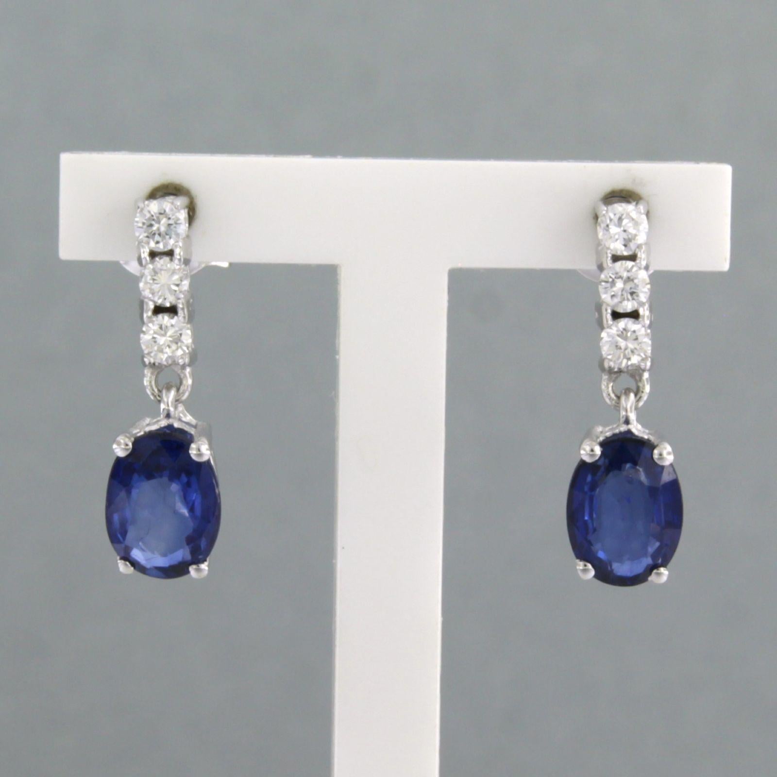 Ohrringe aus 18 Karat Weißgold, besetzt mit Saphiren von bis zu 1,80 Karat und Diamanten im Brillantschliff von bis zu 0,26 Karat - F/G - VS/SI

Ausführliche Beschreibung:

Die Ohrringe sind 1,7 cm lang und 5,0 mm breit.

Gewicht: 2,3 Gramm

Set