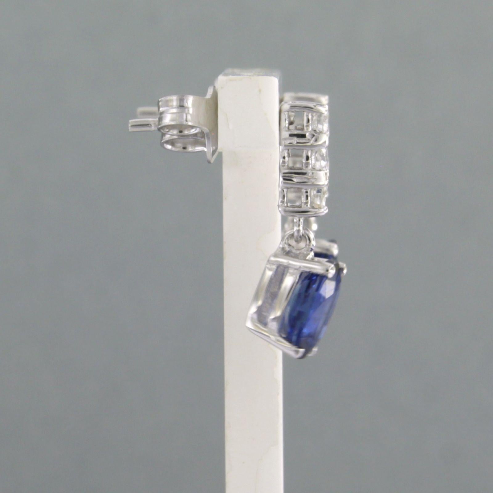 Ohrringe mit Saphir 1,80 Karat und Diamant im Brillantschliff 0,26 Karat aus 18 Karat Gold (Moderne) im Angebot