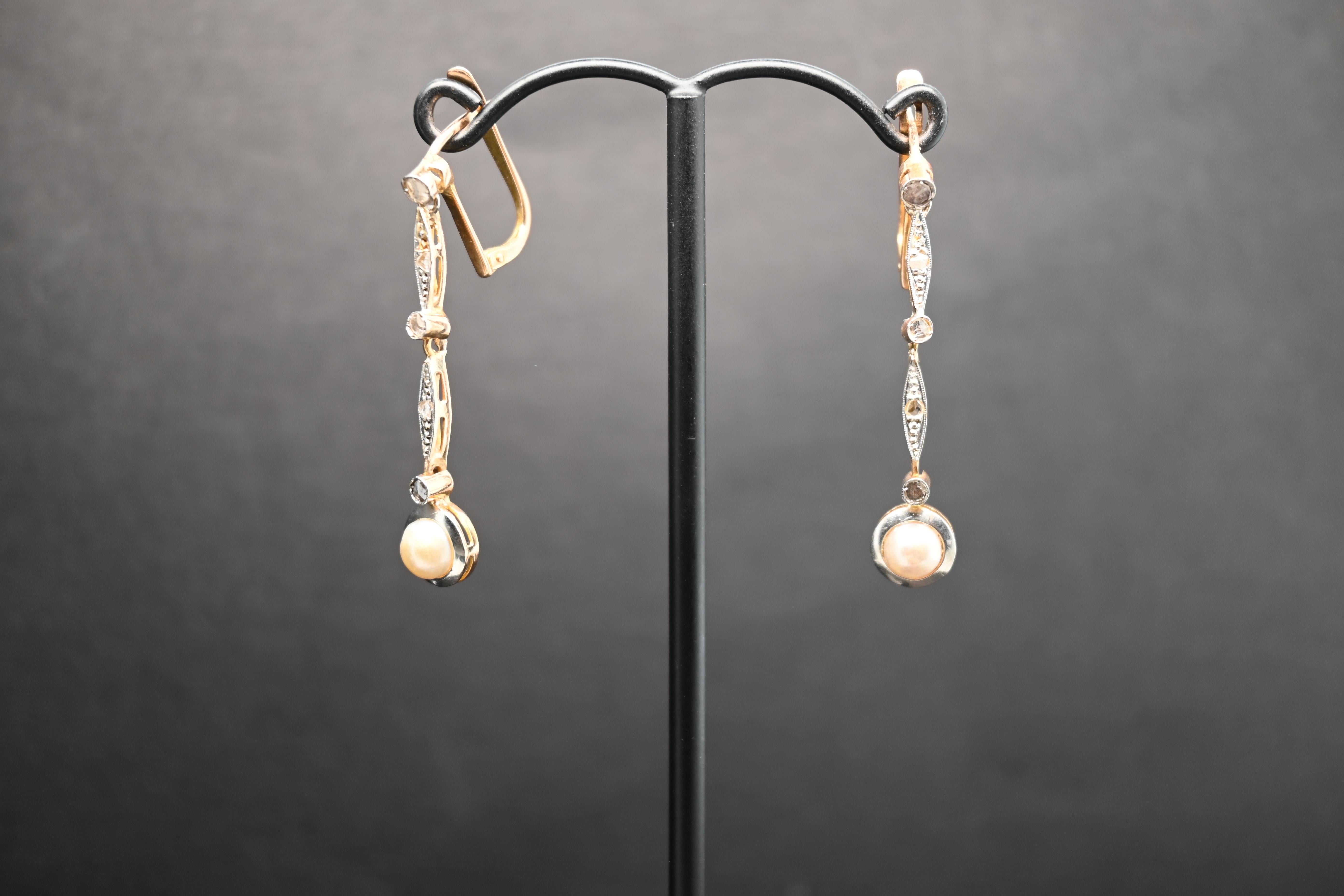 Dangle Earrings Yellow Gold 18 Carats Cultured Pearls. 

Pendant earrings yellow gold cultured pearls
These 18-carat yellow gold earrings are adorned with three small brilliants. At the end, a cultured pearl is delicately encircled by an 18-carat