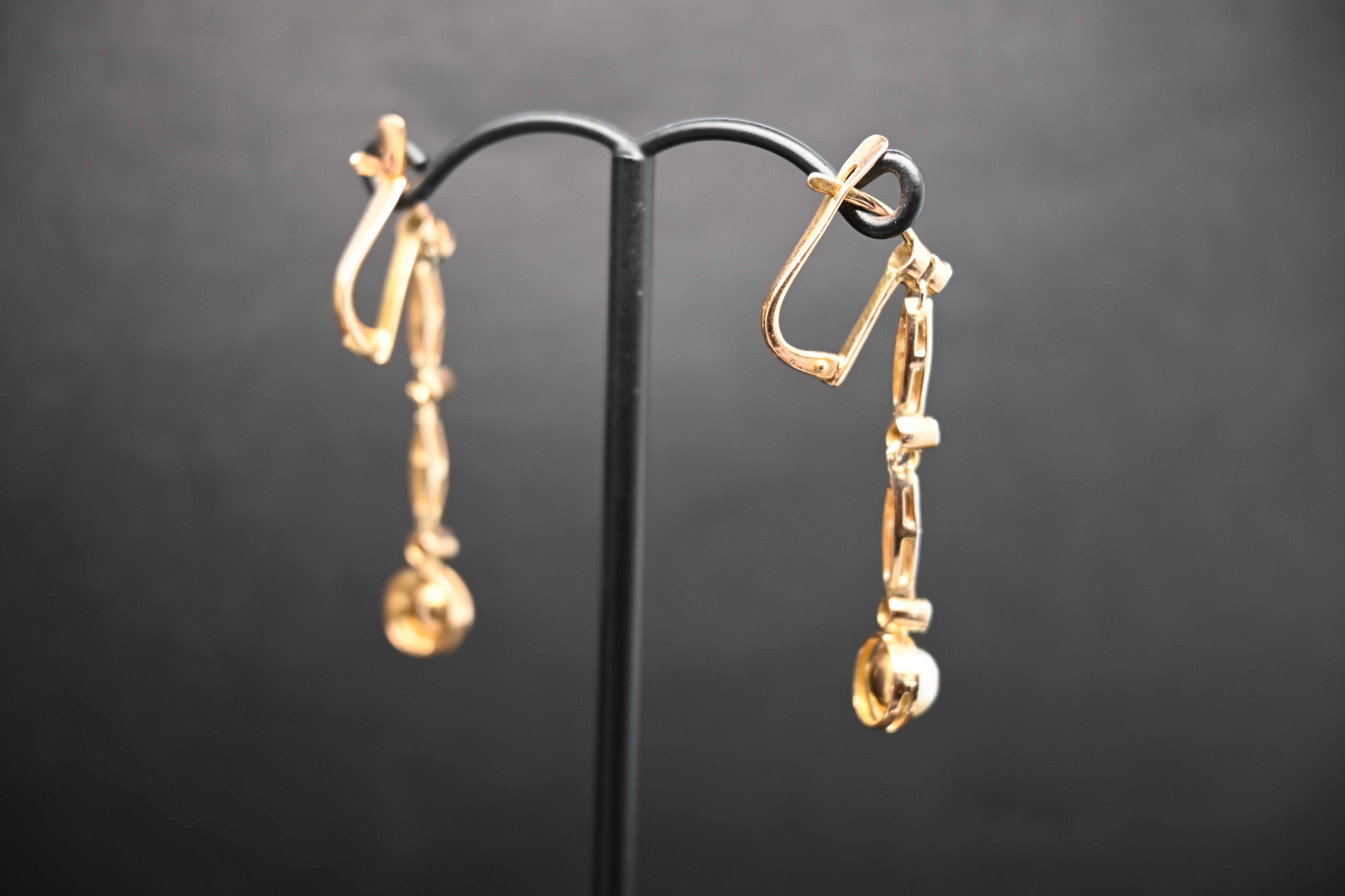 Women's Dangle Earrings Yellow Gold 18 Carats Cultured Pearls For Sale