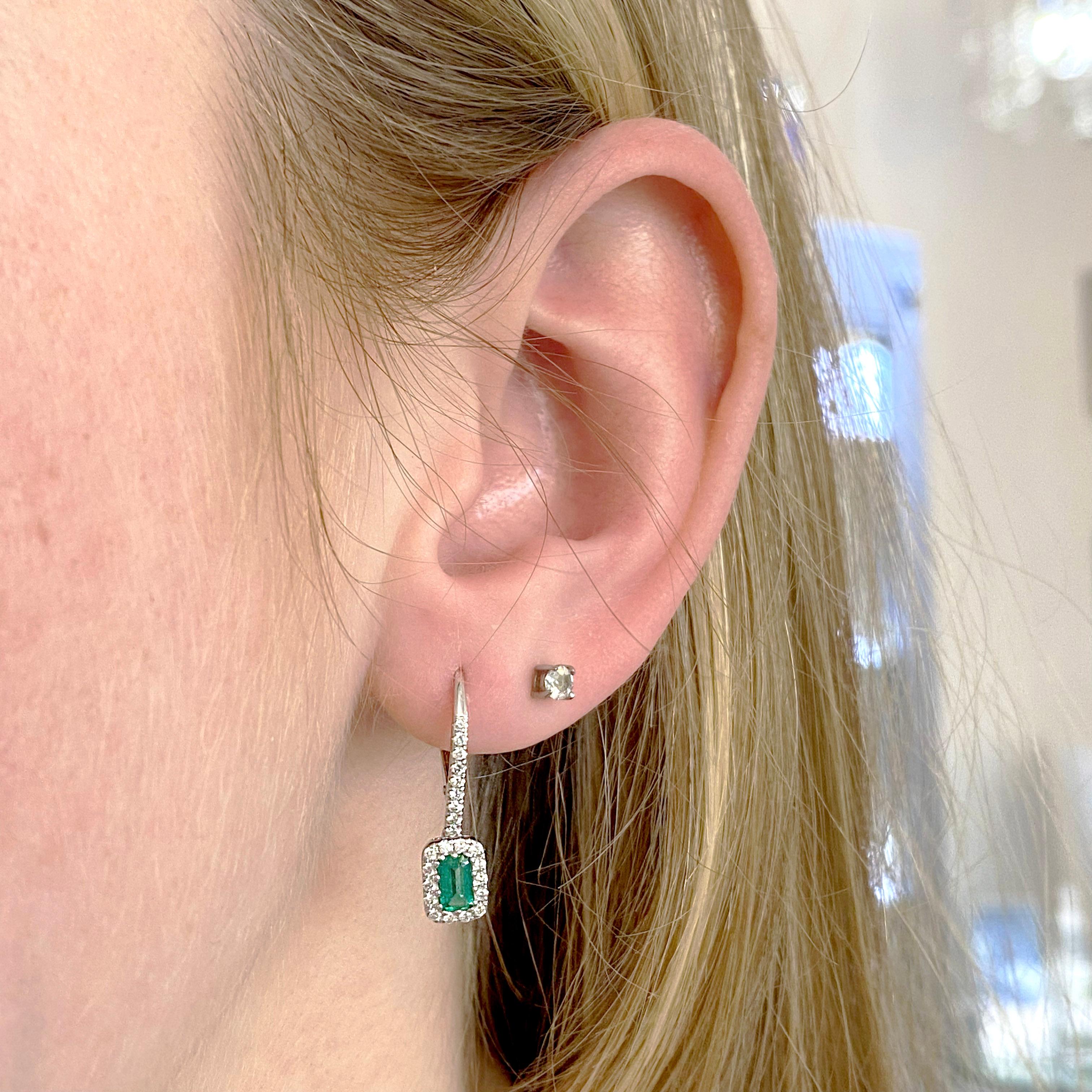 Ohrhänger mit Smaragd und 48 natürlichen Diamanten in Weißgold, Smaragden (Smaragdschliff)