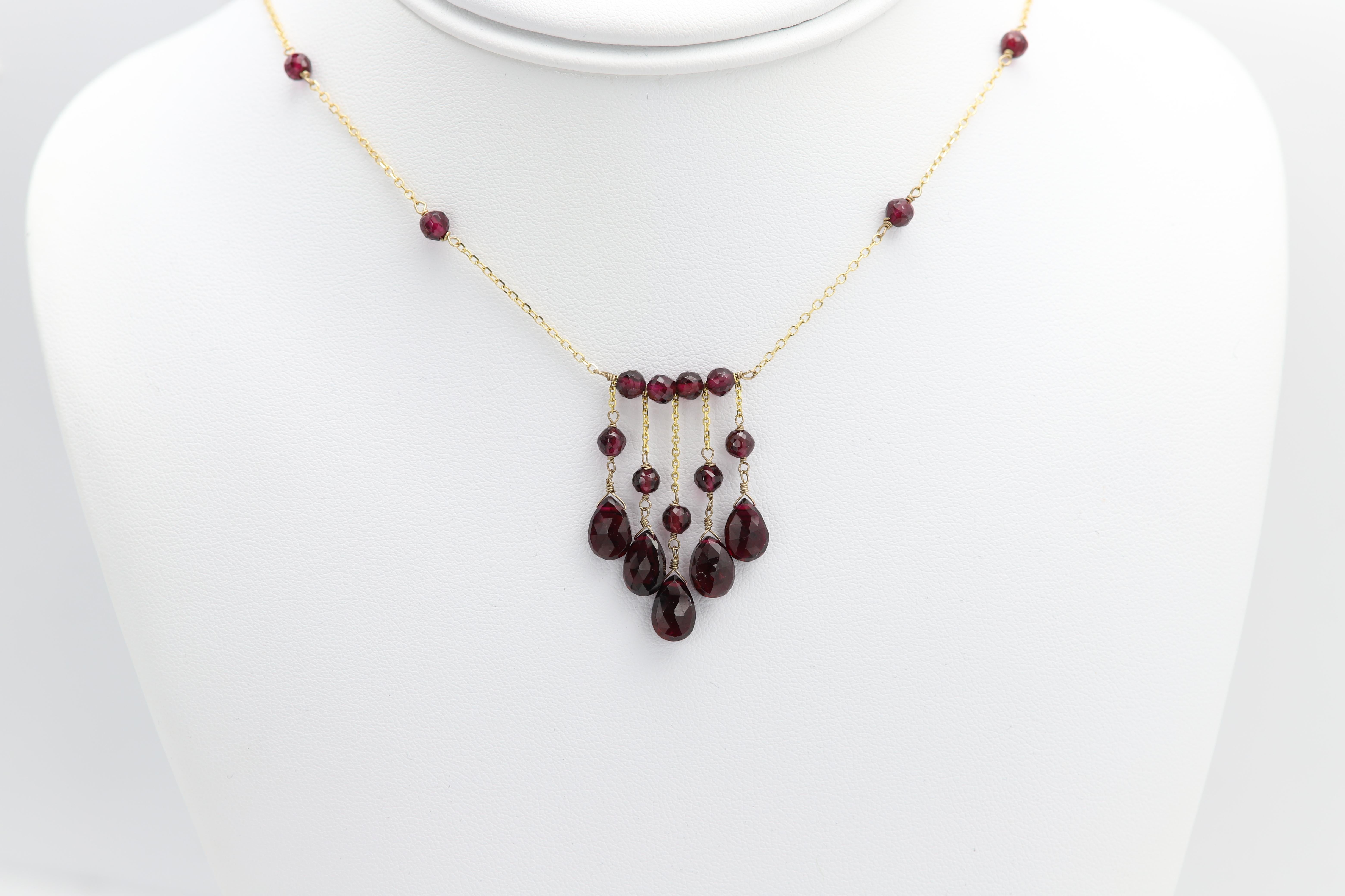 Elegant
Granat-Halskette mit Perlen
Baumeln / Draht Stil
14K Gelbgold Ungefähres Gewicht 6,0 Gramm
Länge 16' Zoll
Steinform - Träne Tropfen Ungefähre Größe: 10 X 6 mm 
auch runde Perlen: 4,0 mm ca.
Hängendes Teil, Länge: ca. 1,25' Zoll
Schloss:
