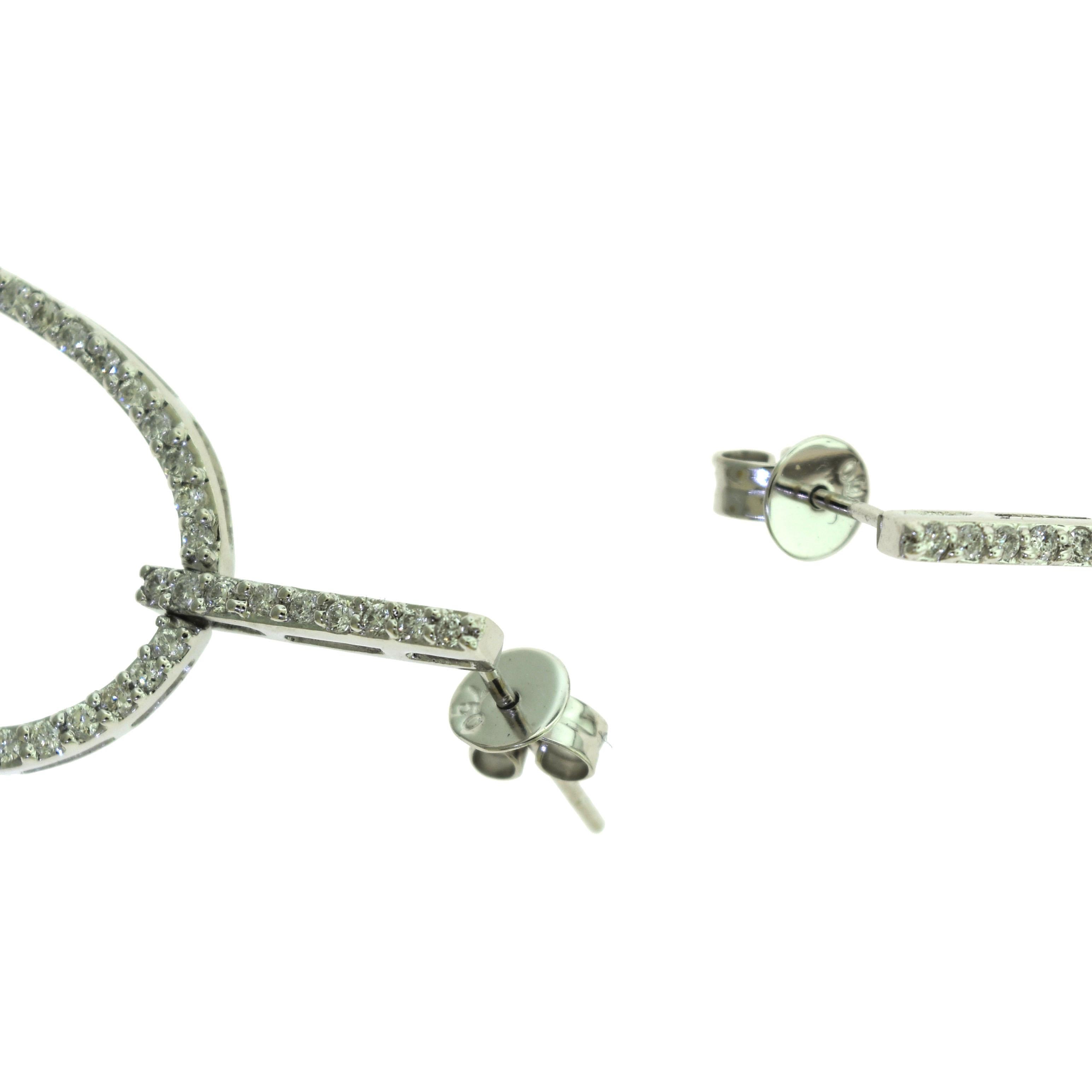 Orecchini pendenti con diamante a forma di cuore in oro bianco 18 carati In condizioni buone in vendita a Miami, FL