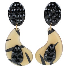 Ohrclips aus juwelenbesetztem Lucite in Schwarz und Custard