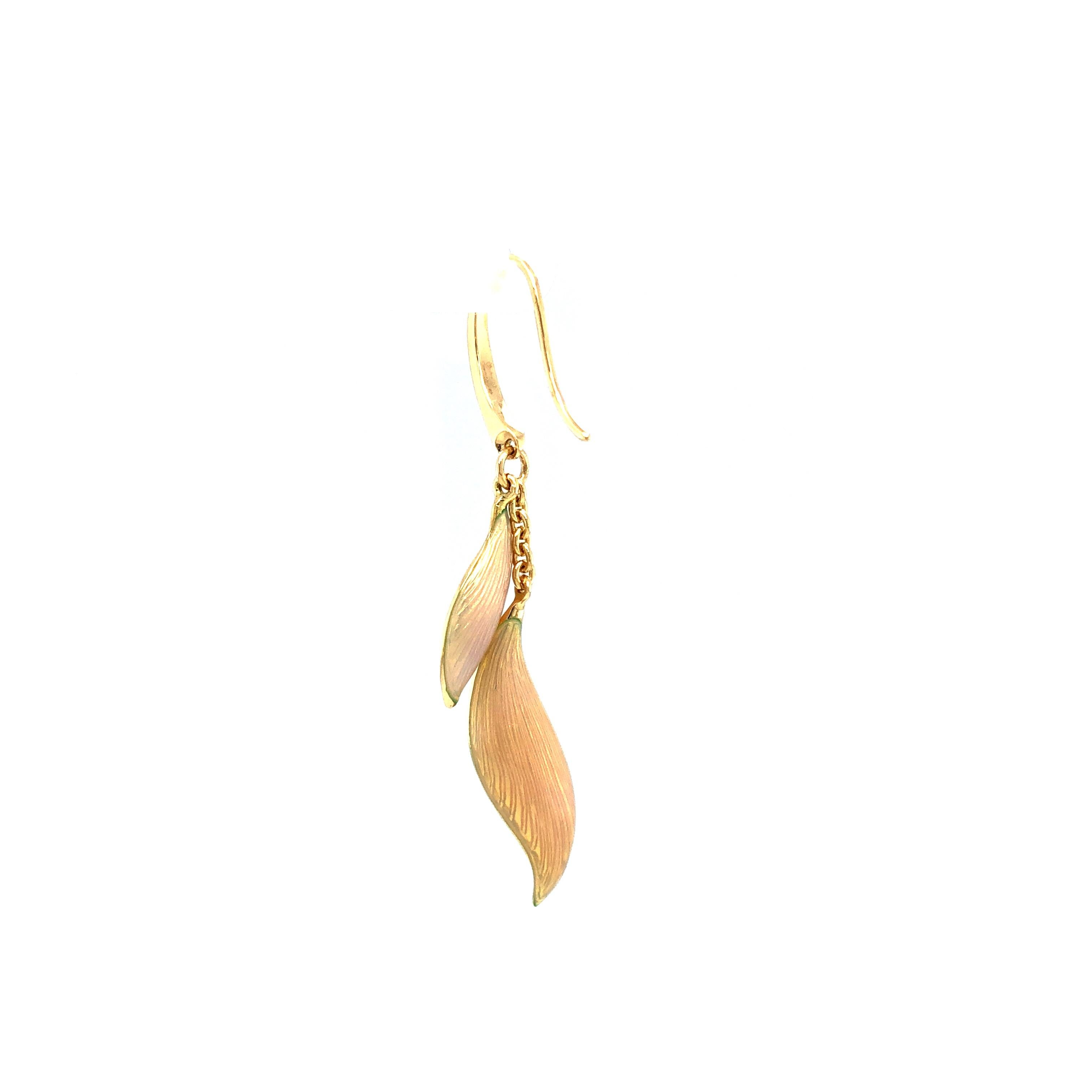 Dangle Leave Earrings 18k Yellow Gold Opalescent Pink Enamel 4 Diamonds 0.04ct In New Condition For Sale In Pforzheim, DE