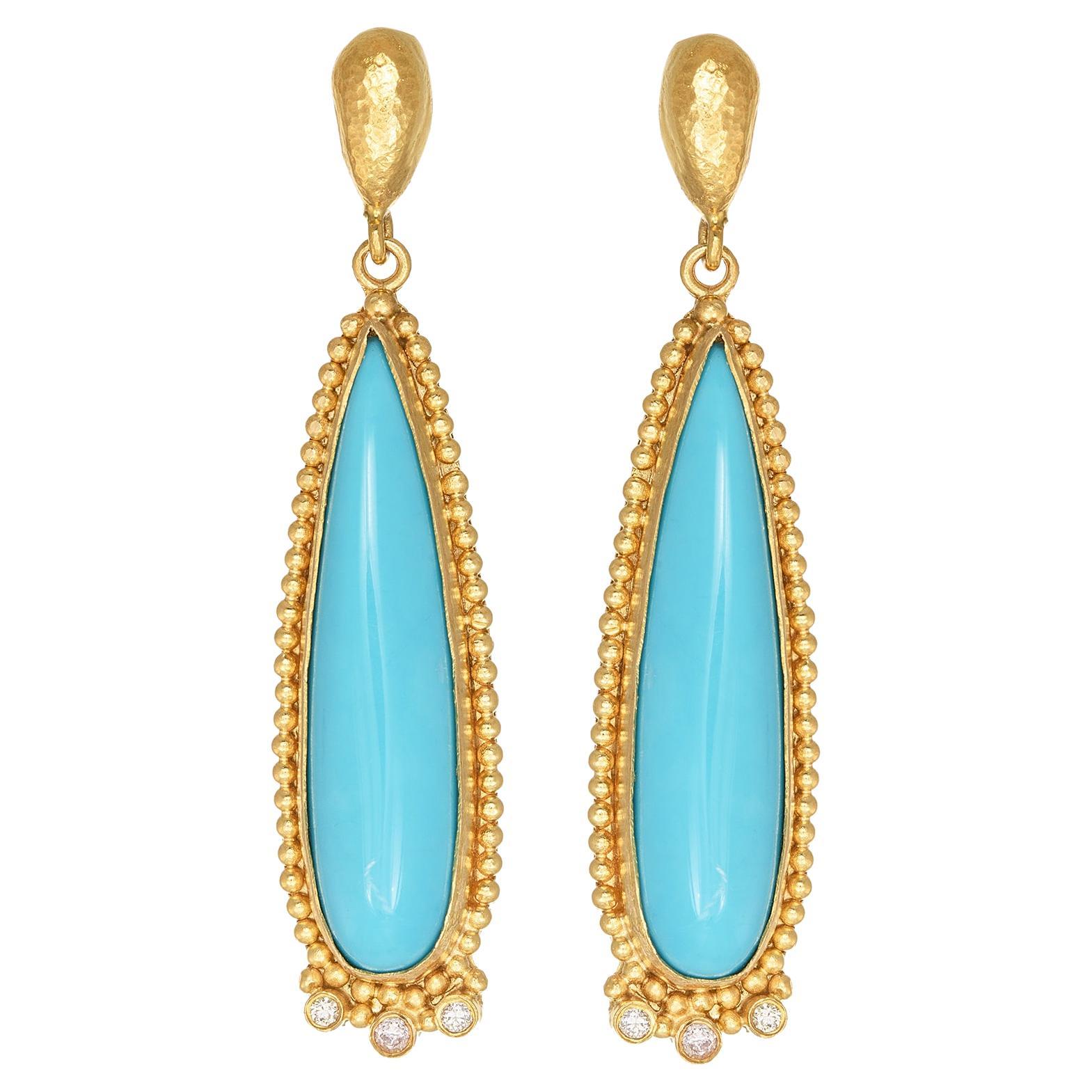 Pendants d'oreilles longs en or 22 carats avec granulation martelée et turquoises et diamants en vente