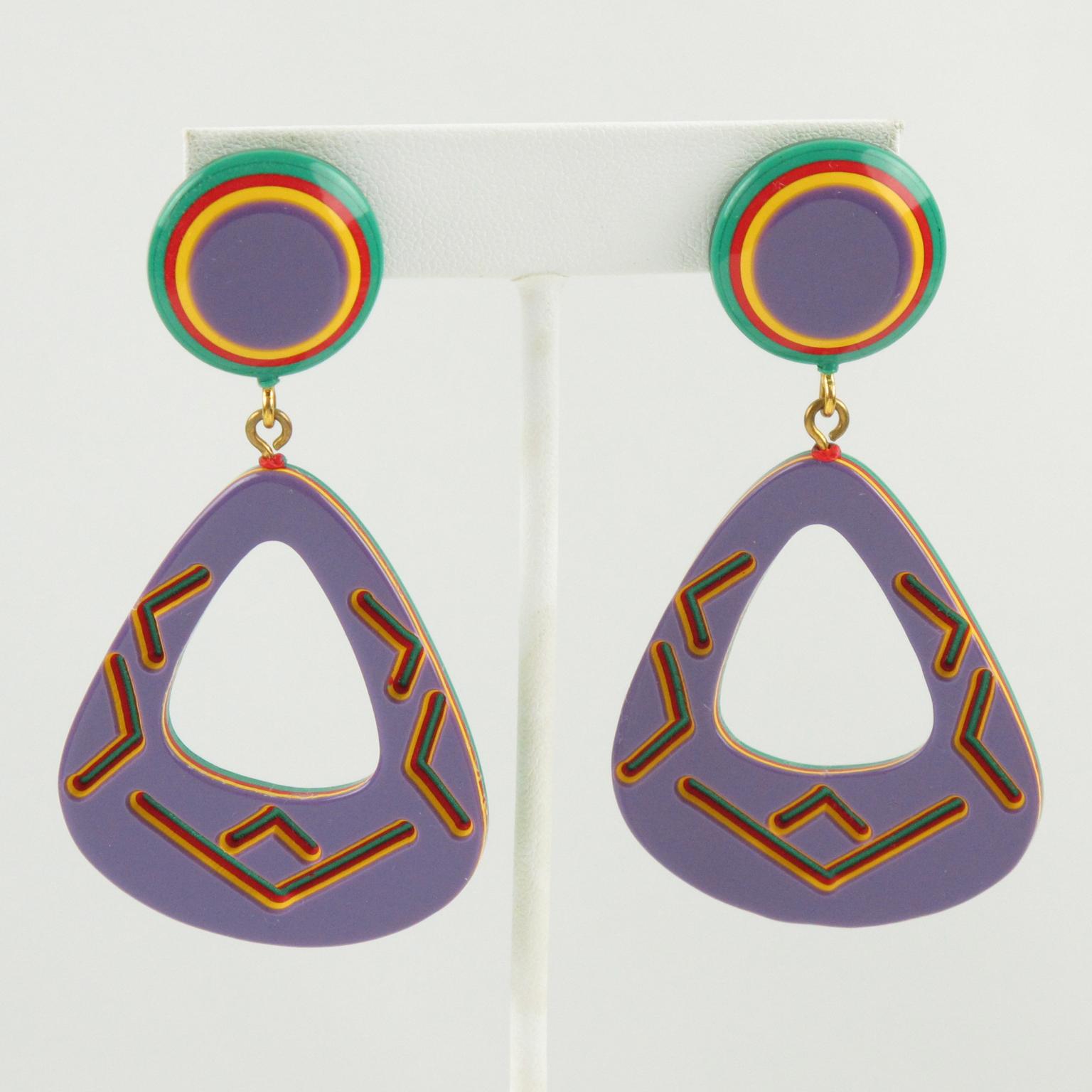 Boucles d'oreilles pendantes Pierce en Lucite violet et jaune Tribal Design en vente 1