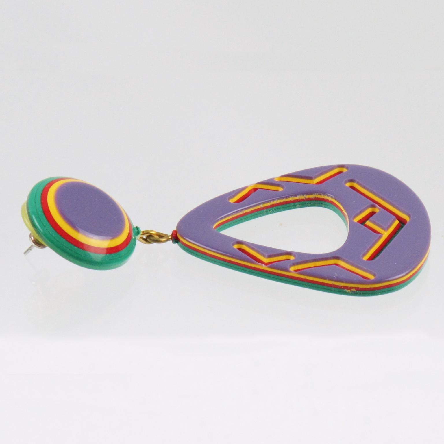 Pendientes colgantes perforados de lucita Diseño tribal morado y amarillo en venta 1