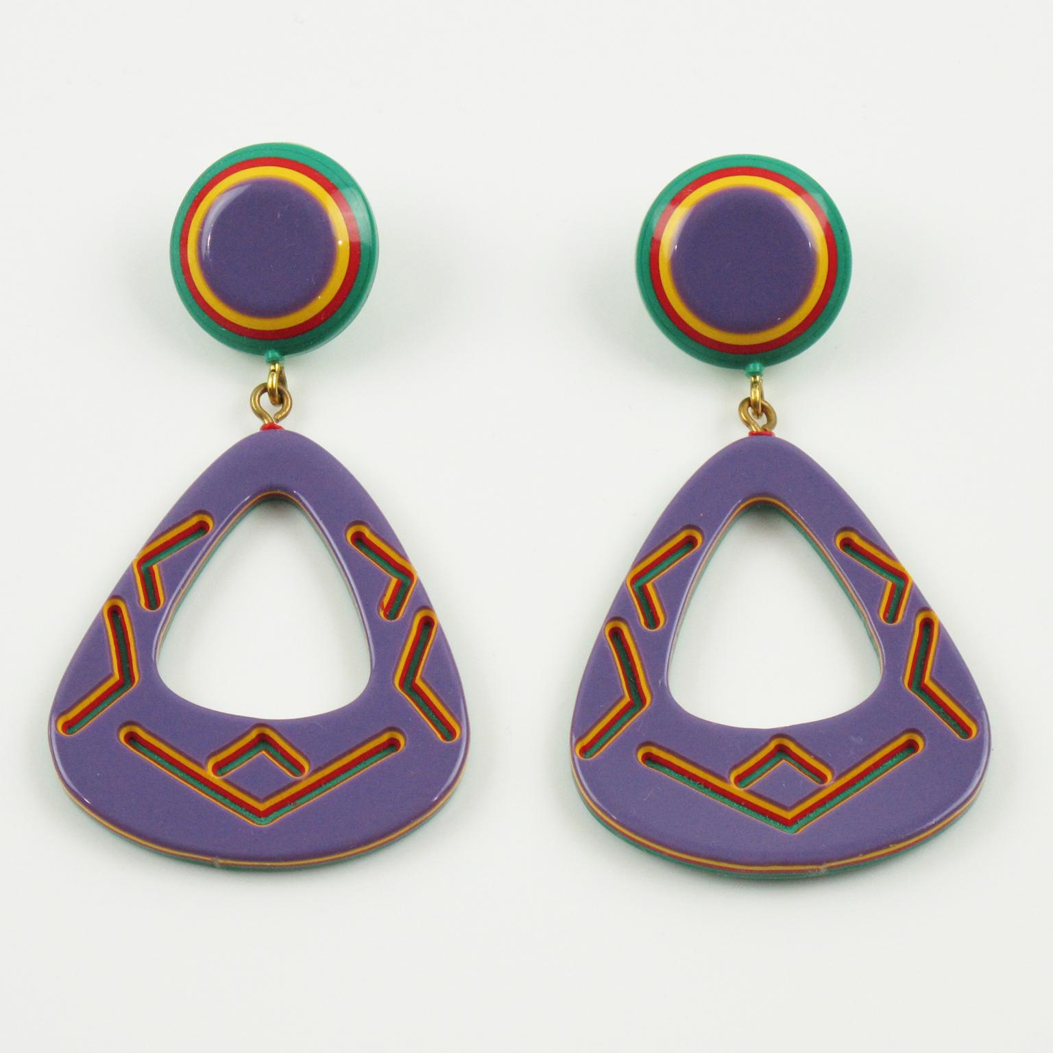 Boucles d'oreilles pendantes Pierce en Lucite violet et jaune Tribal Design en vente 2