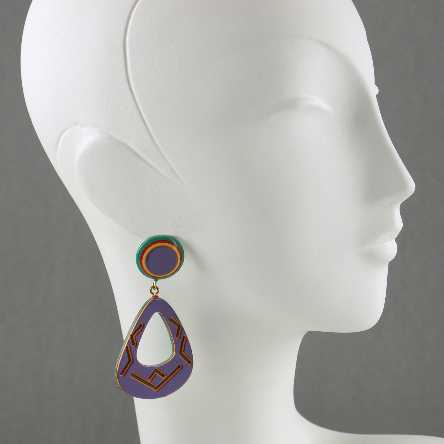 Pendientes colgantes perforados de lucita Diseño tribal morado y amarillo en venta 2